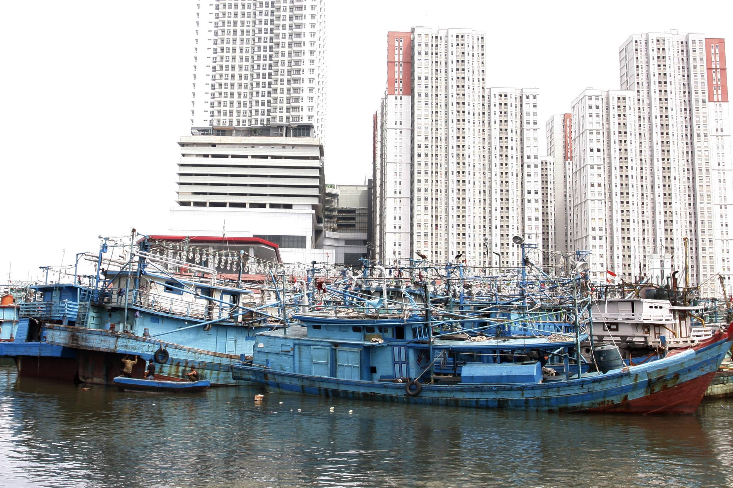 Ratusan kapal bersandar di pelabuhan Muara Karang, Jakarta