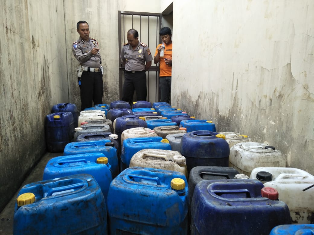  Anggota Satuan Reskrim Polres Tasikmalaya Kota dan Polsek Kadipaten Kabupaten Tasikmalaya, membongkar miras oplosan.