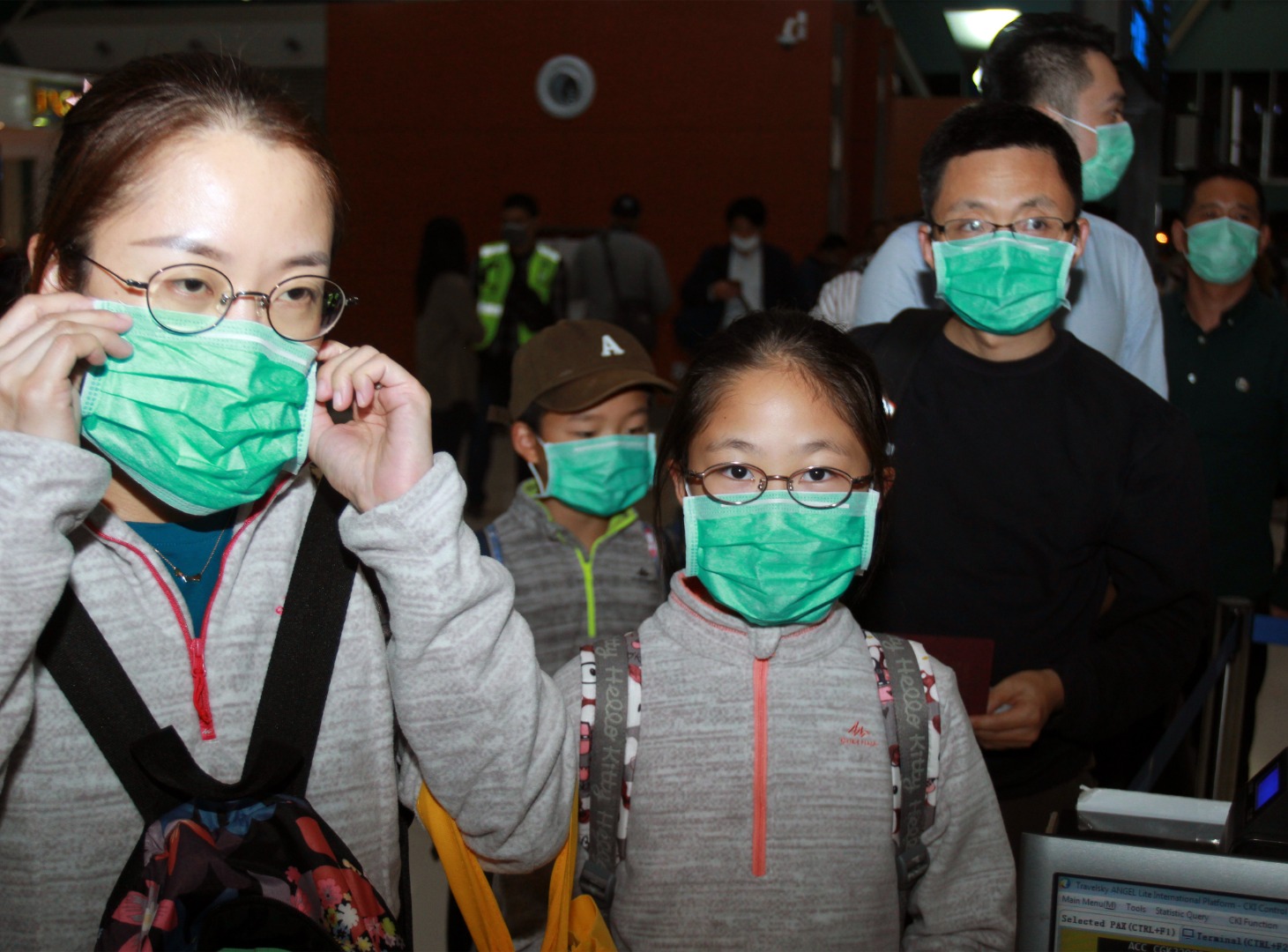 Sejumlah penumpang maskapai China Eastern tujuan Shanghai China mengantre untuk melakukan boarding di Terminal 3 Bandara Soekarno Hatta