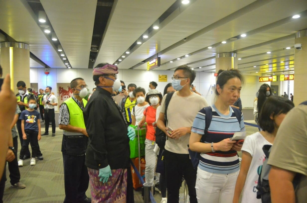 Bandara Ngurah Rai Bali memulangkan 61 turis asal Tiongkok ke Wuhan menggunakan pesawat khusus, Sabtu (8/2/2020).