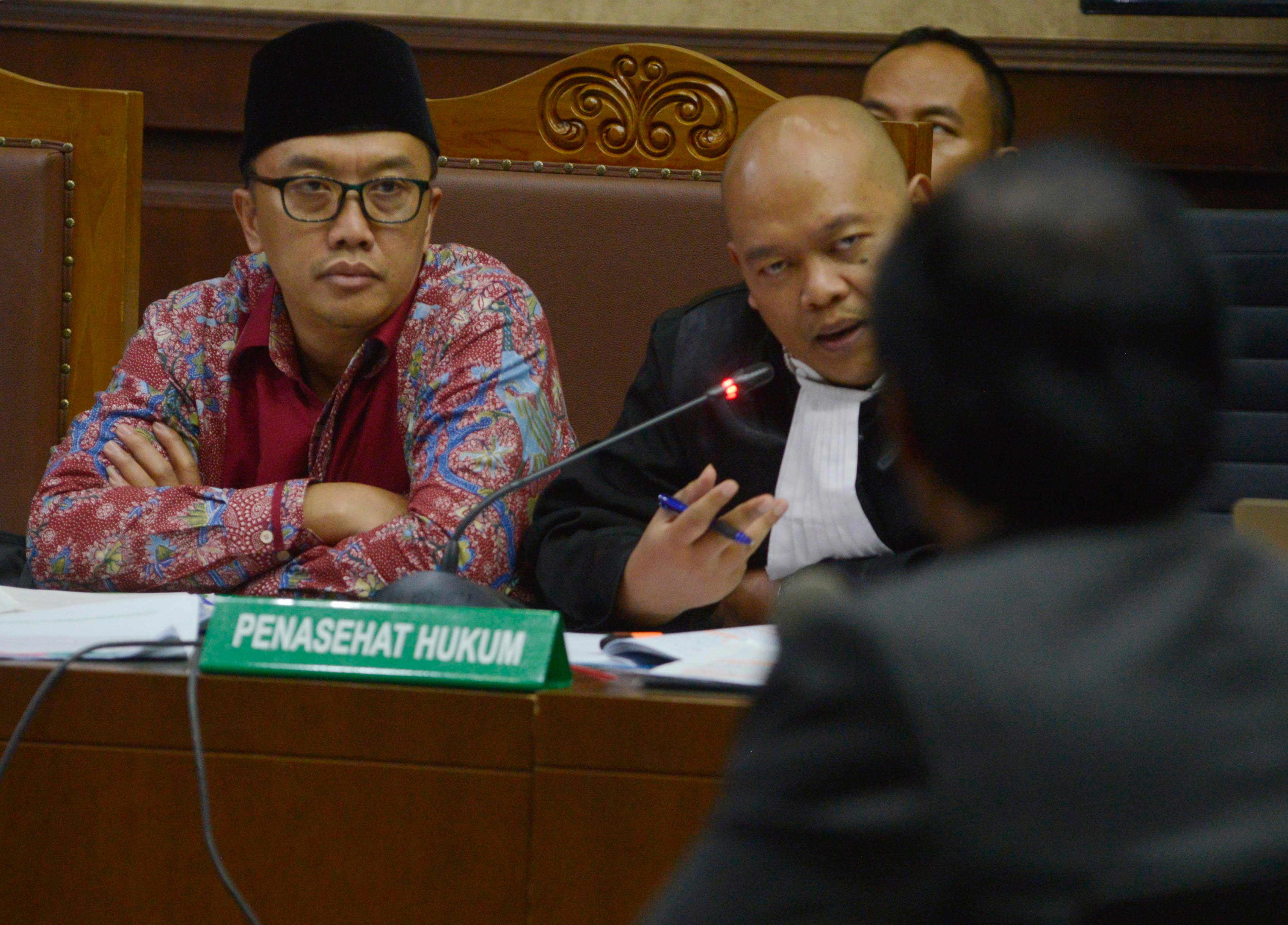 Terdakwa Mantan Menpora Imam Nahrawi (kiri) didampingi penasehat hukumnya pada sidang lanjutan di Pengadilan Tipikor, Jakarta.