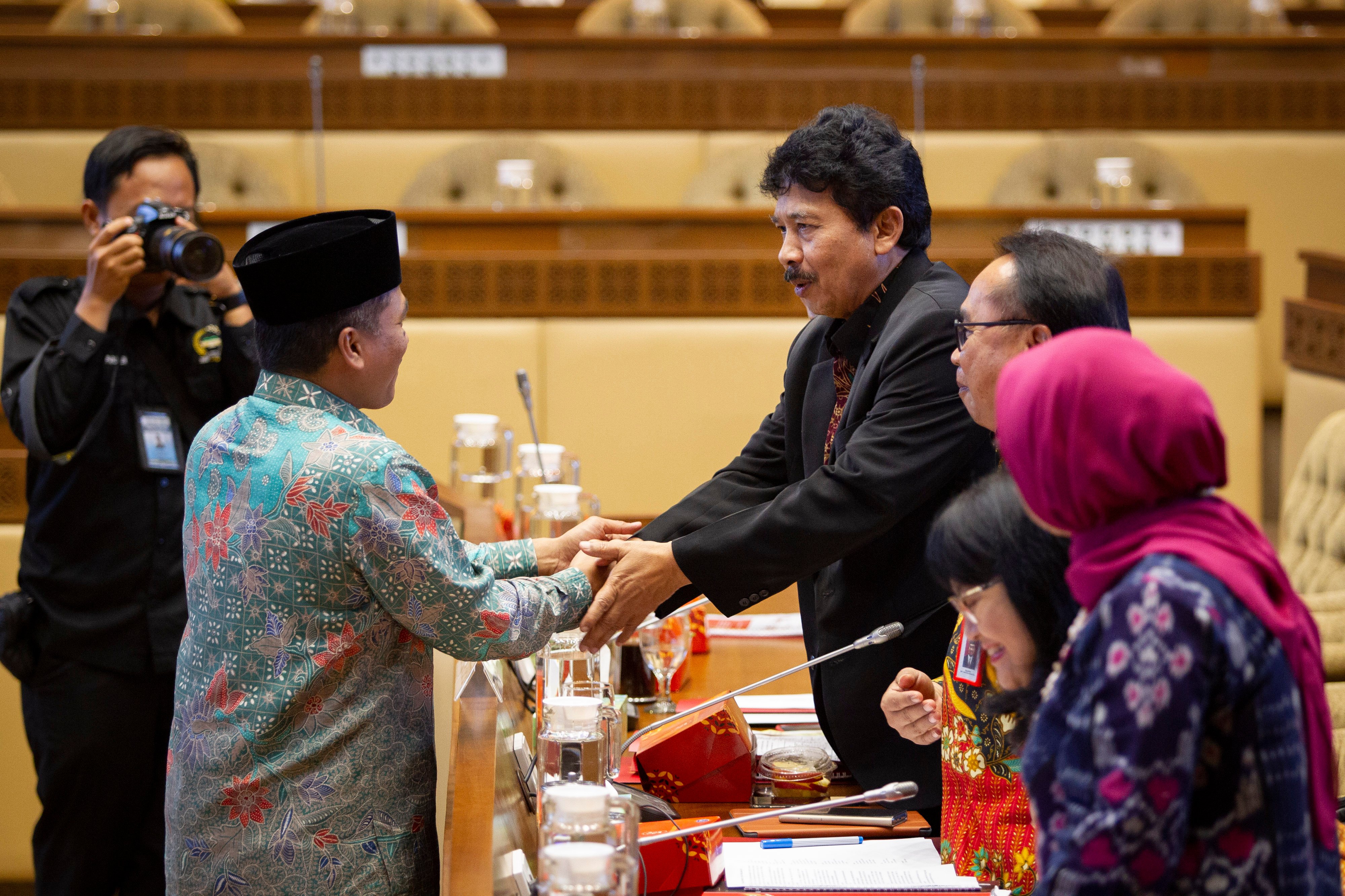  Kepala Badan Pembinaan Ideologi Pancasila (BPIP) Yudian Wahyudi (kanan) berjabat tangan dengan Wakil Ketua Komisi II DPR Arwani Thomafi.