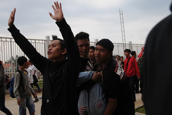 Bentrok antar suporter sepak bola