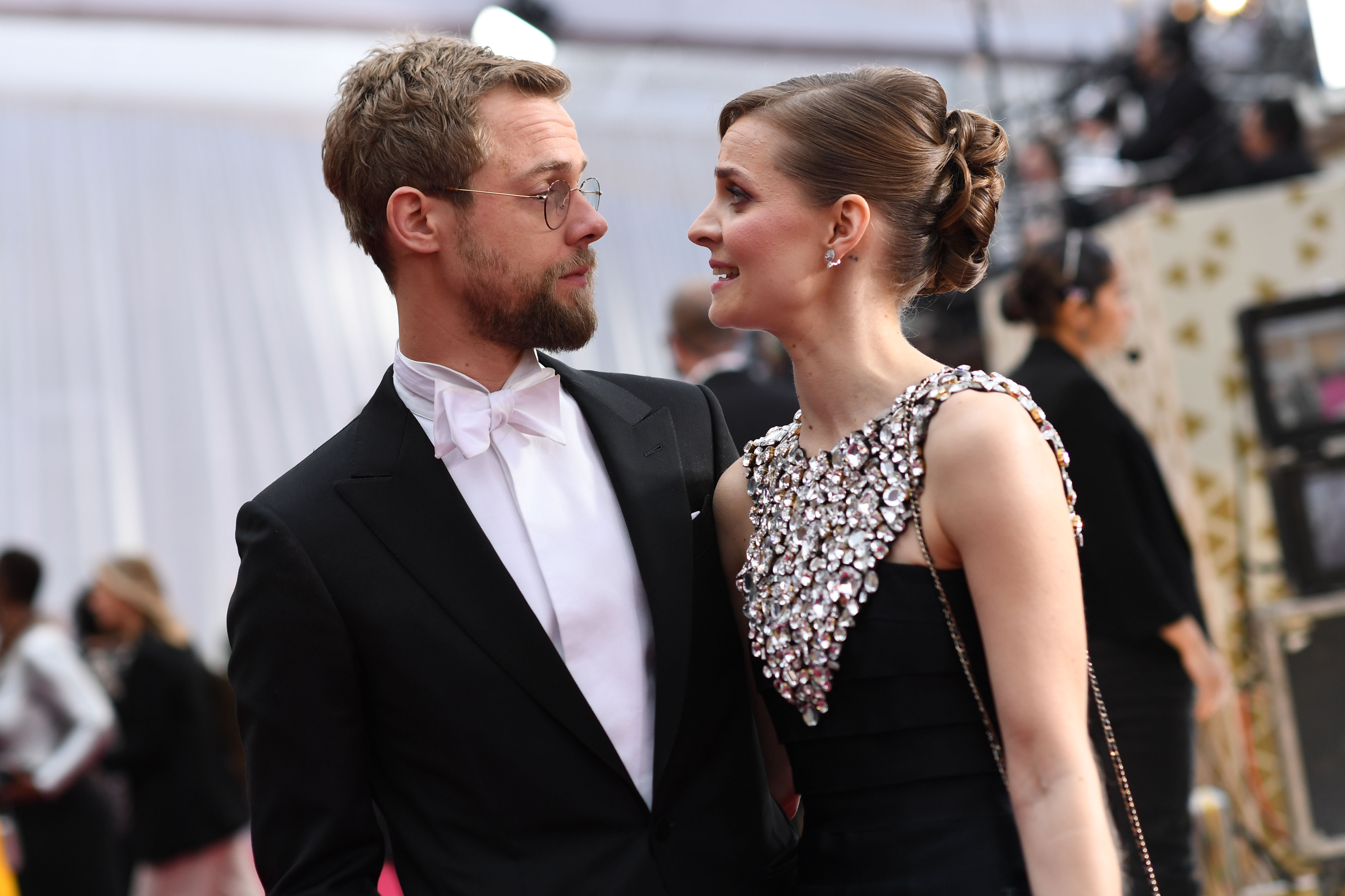 Komposer Hildur Gudnadottir (kanan) bersama suaminya saat tiba di karpet merah Piala Oscar