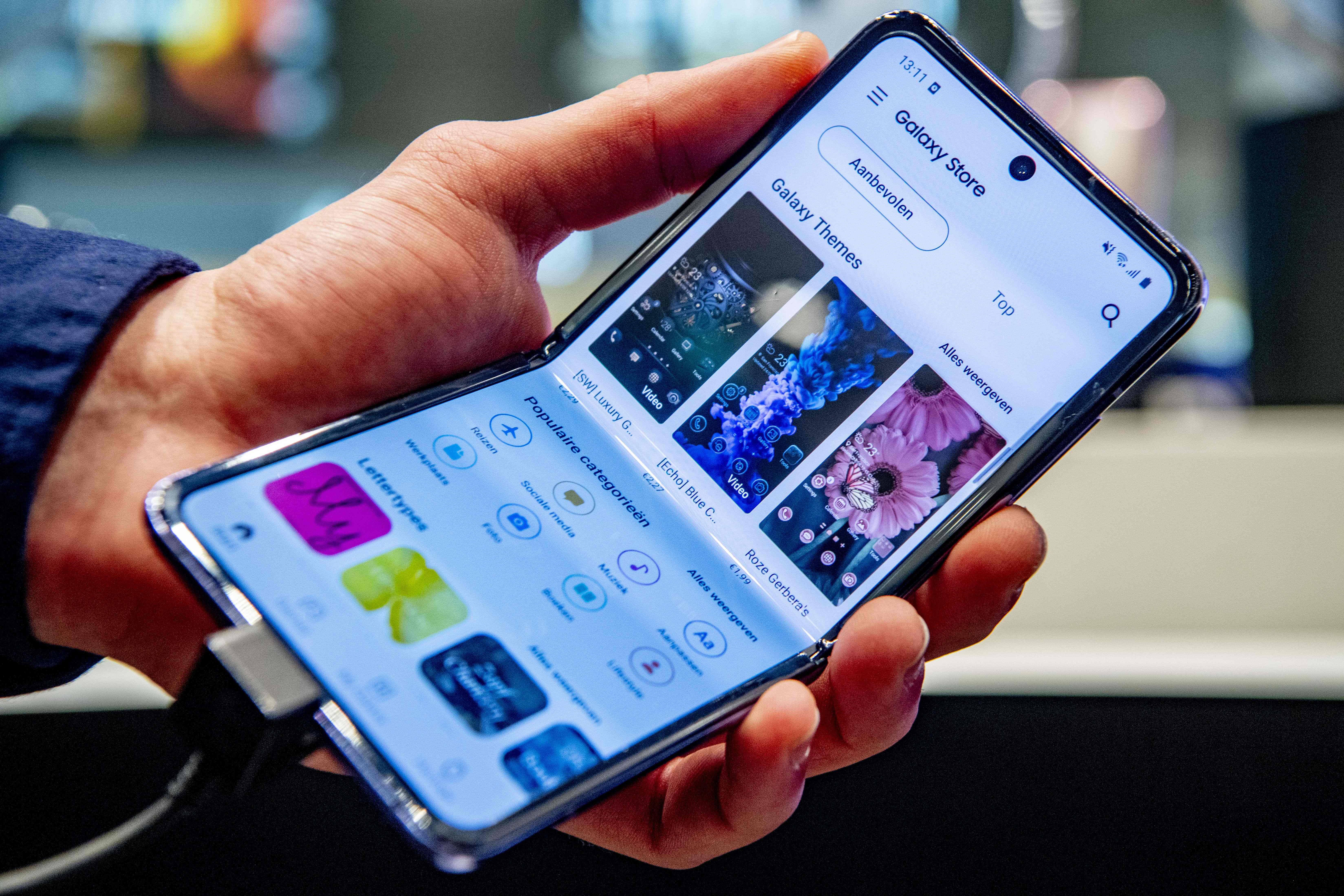 Samsung Galaxy Z tak hanya canggih seperti kebanyakan ponsel high-end saat ini, tapi juga stylish. 