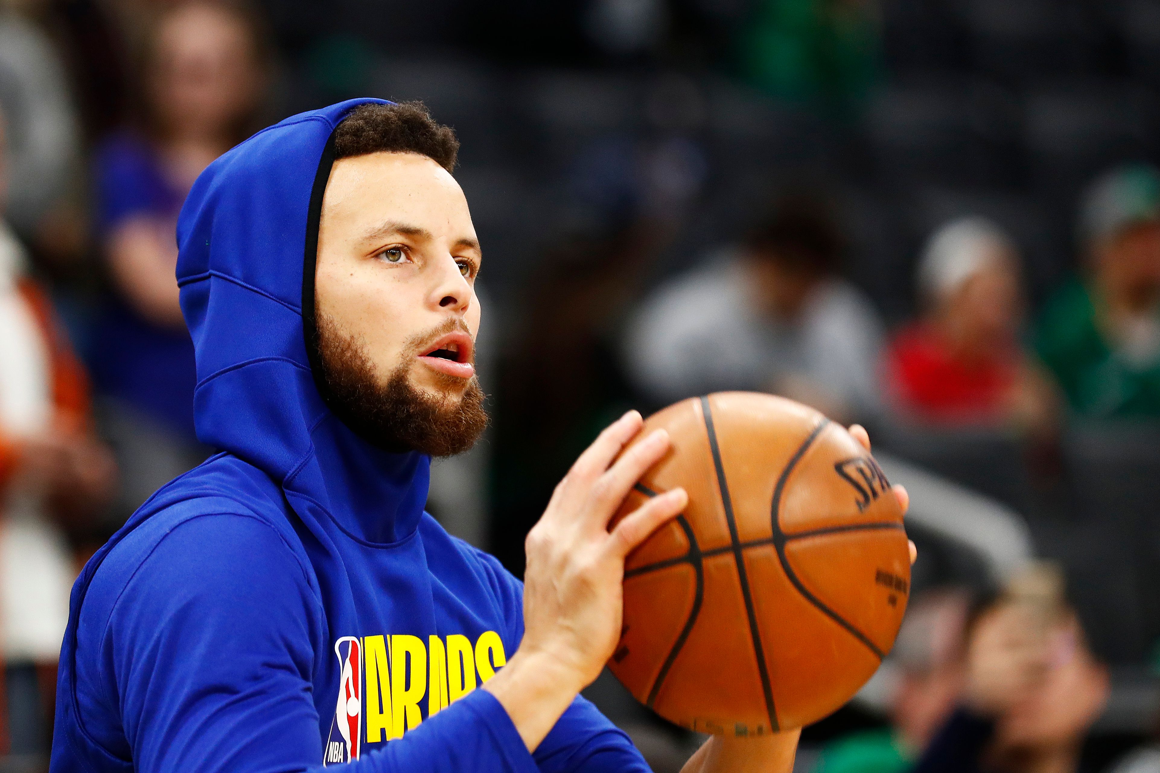 Stephen Curry # 30 dari Golden State Warriors melakukan pemanasan sebelum pertandingan melawan Boston Celtics di TD Garden  