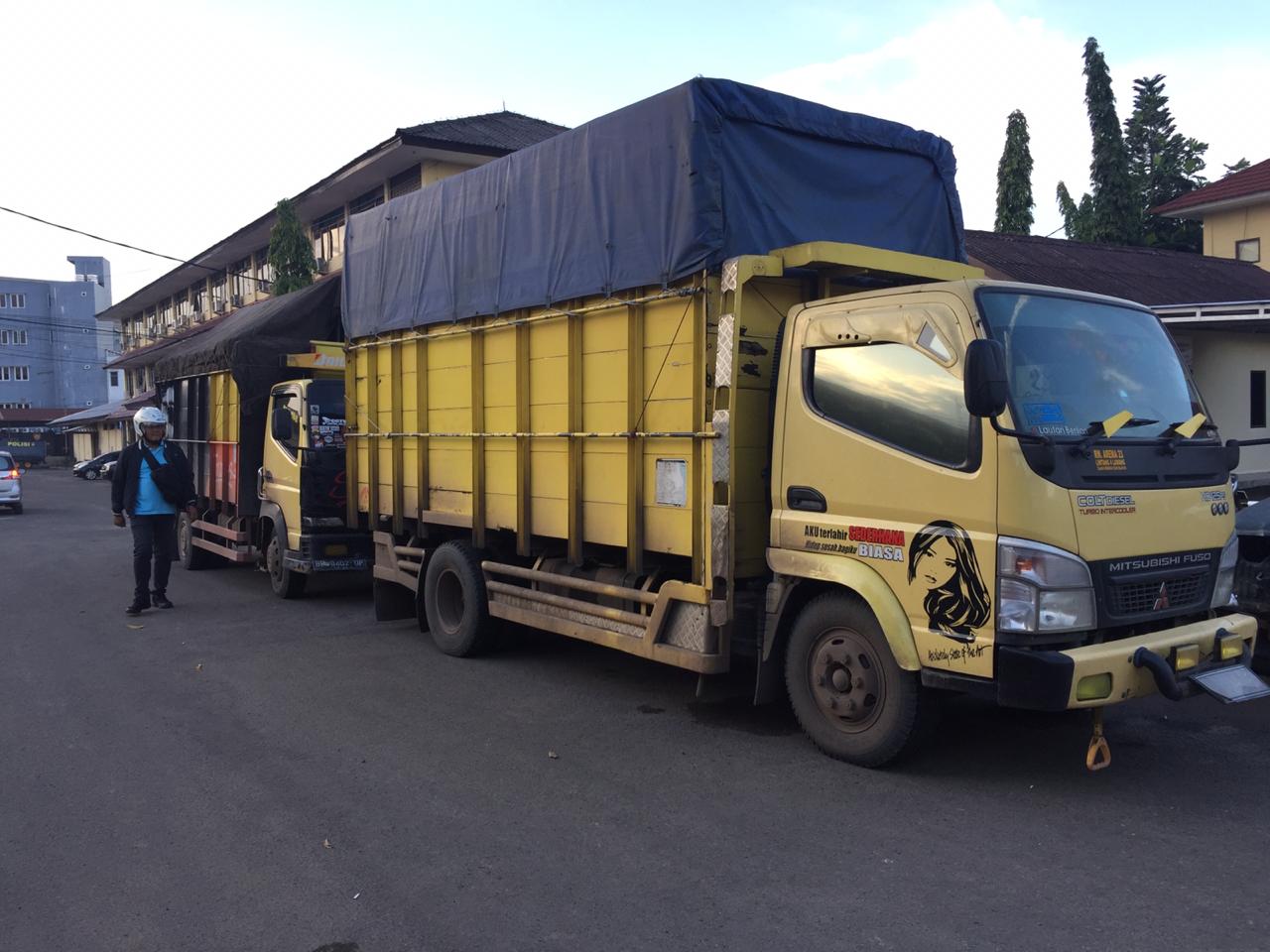 Dua truk yang mengangkut 20 ton BBM ilegal