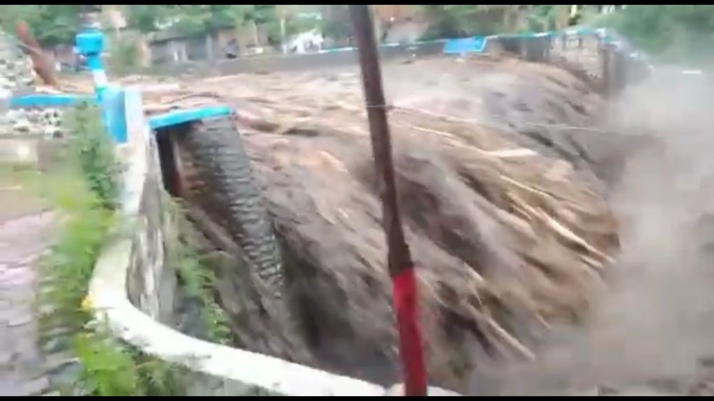 Luapan Sungai Kalijompo yang mengakibatkan banjir di Kecamatan Sukorambi