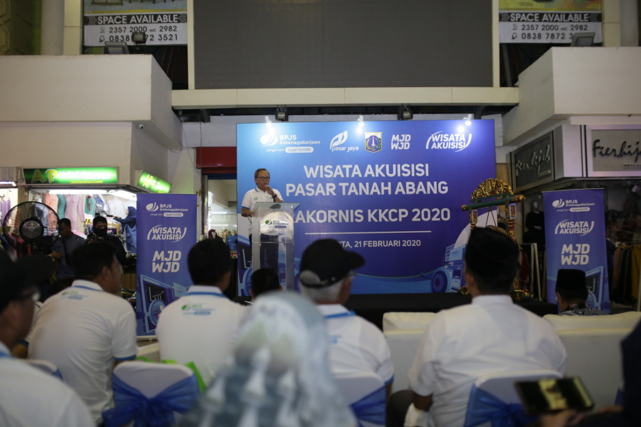 Deputi Direktur Bidang Kepesertaan Program Khusus BP JAMSOSTEK Ahmad Hafiz saat membuka kegiatan wisata akuisisi di Pasar Tanah Abang.