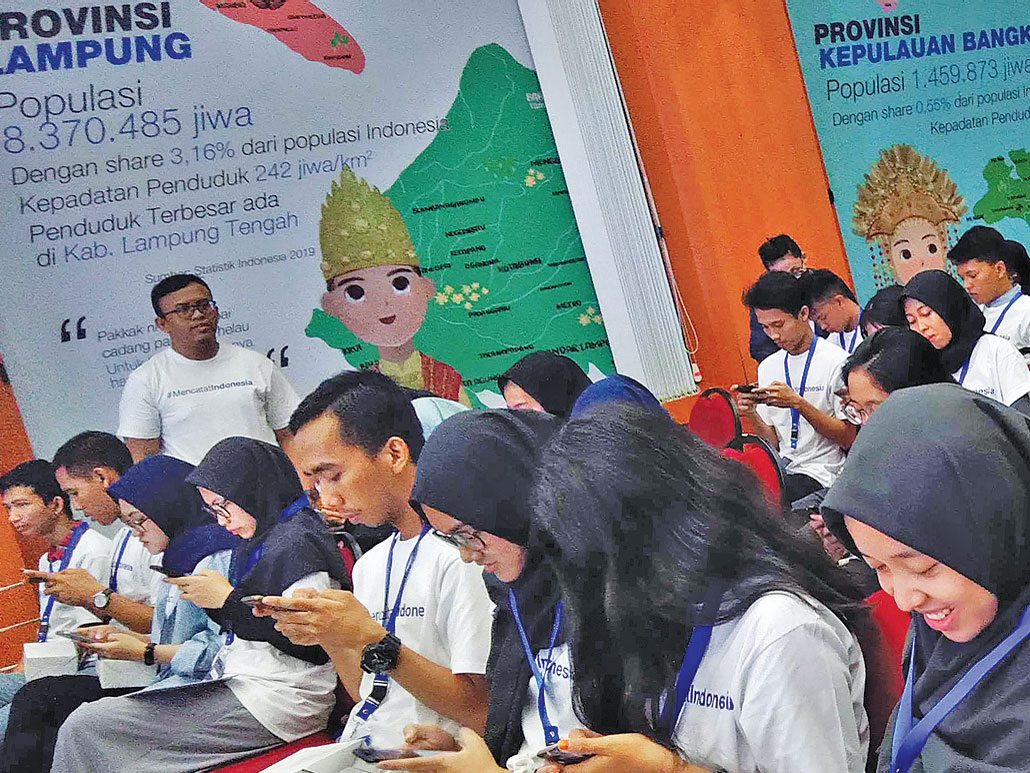 Para milenial mengisi sensus secara online melalui sensus.bps.go.id, saat Launching Sensus Penduduk 2020 Milenial, di Gedung Badan Pusat Sta