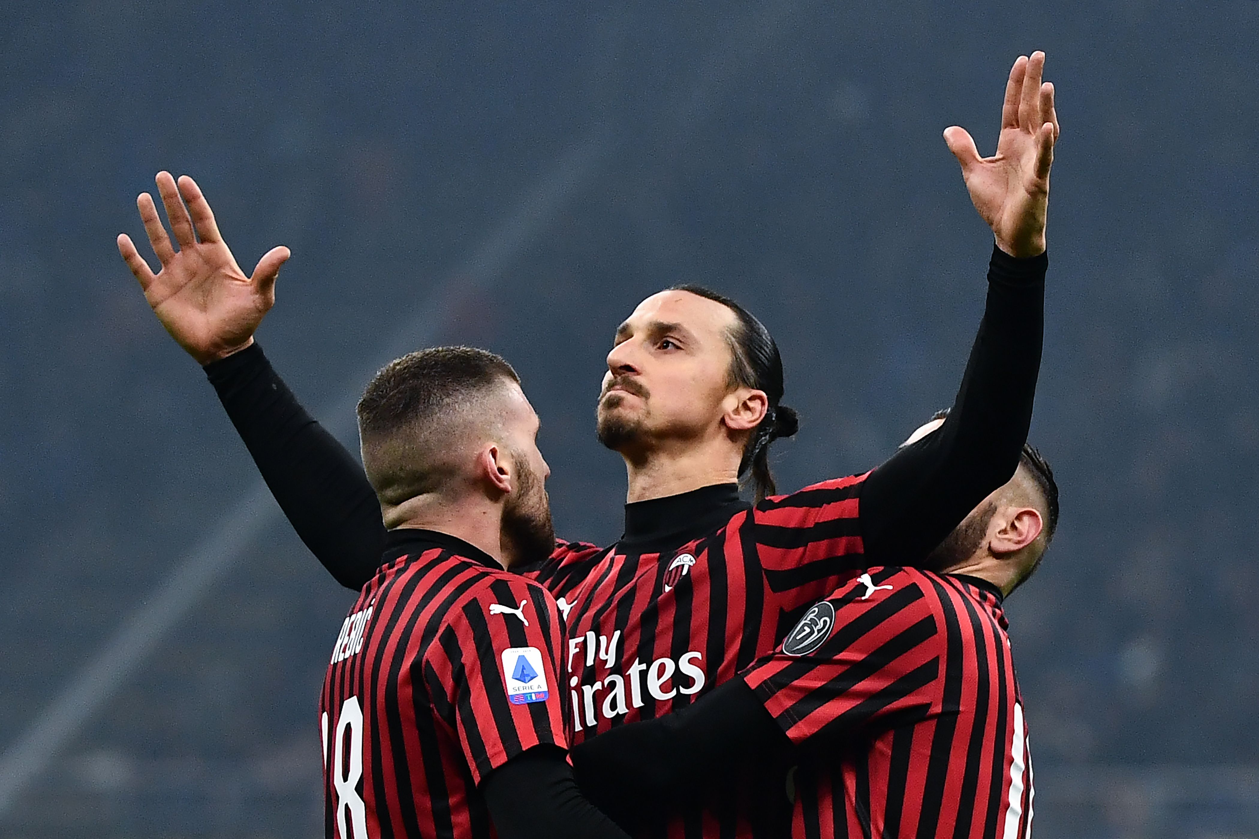 Penyerang AC Milan Zlatan Ibrahimovic (tengah)