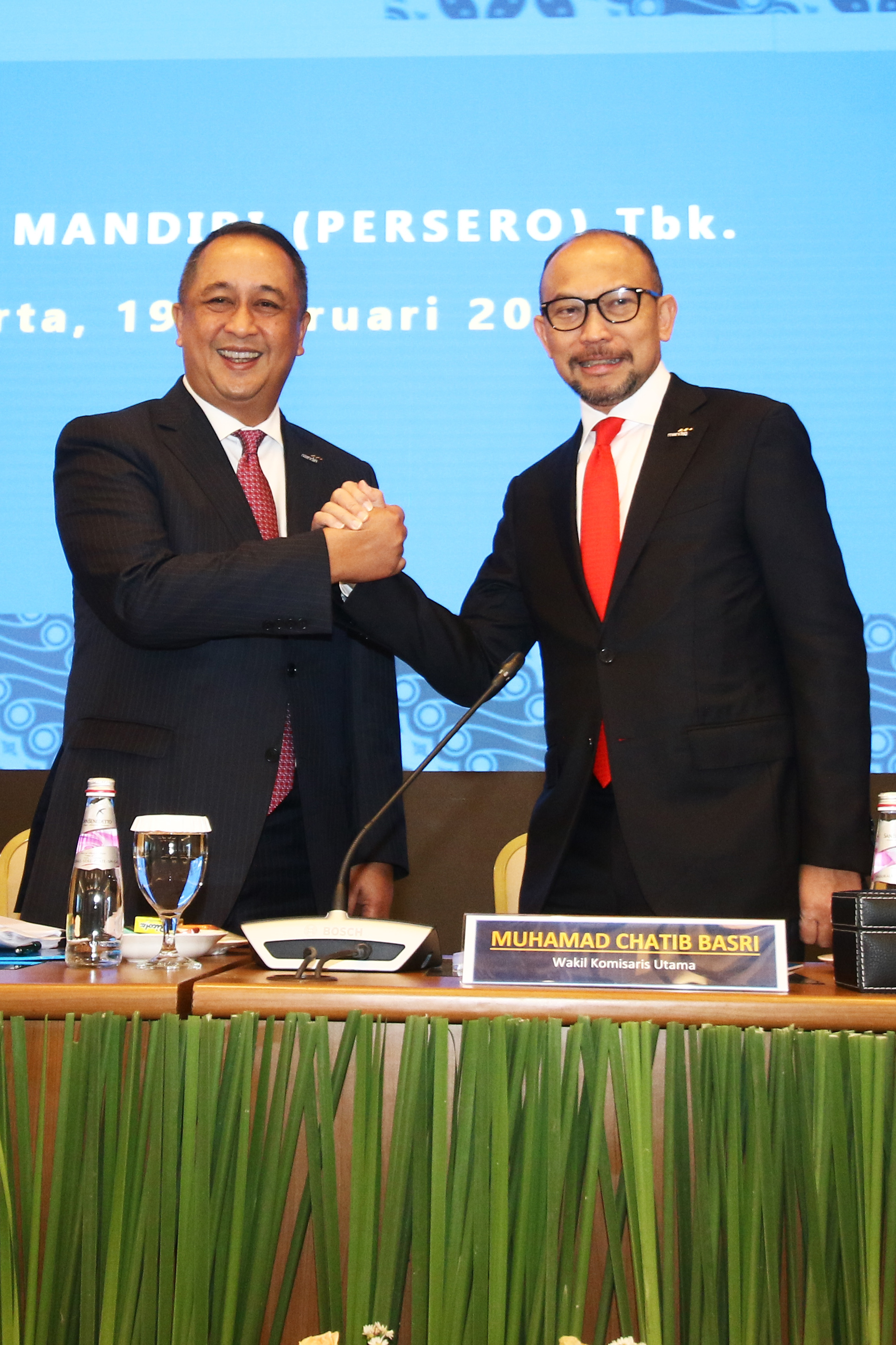  Direktur Utama Bank Mandiri Royke Tumilaar (kiri) berjabat tangan dengan Komisaris Utama M Chatib Basri (kanan) saat RUPS di Jakarta. 