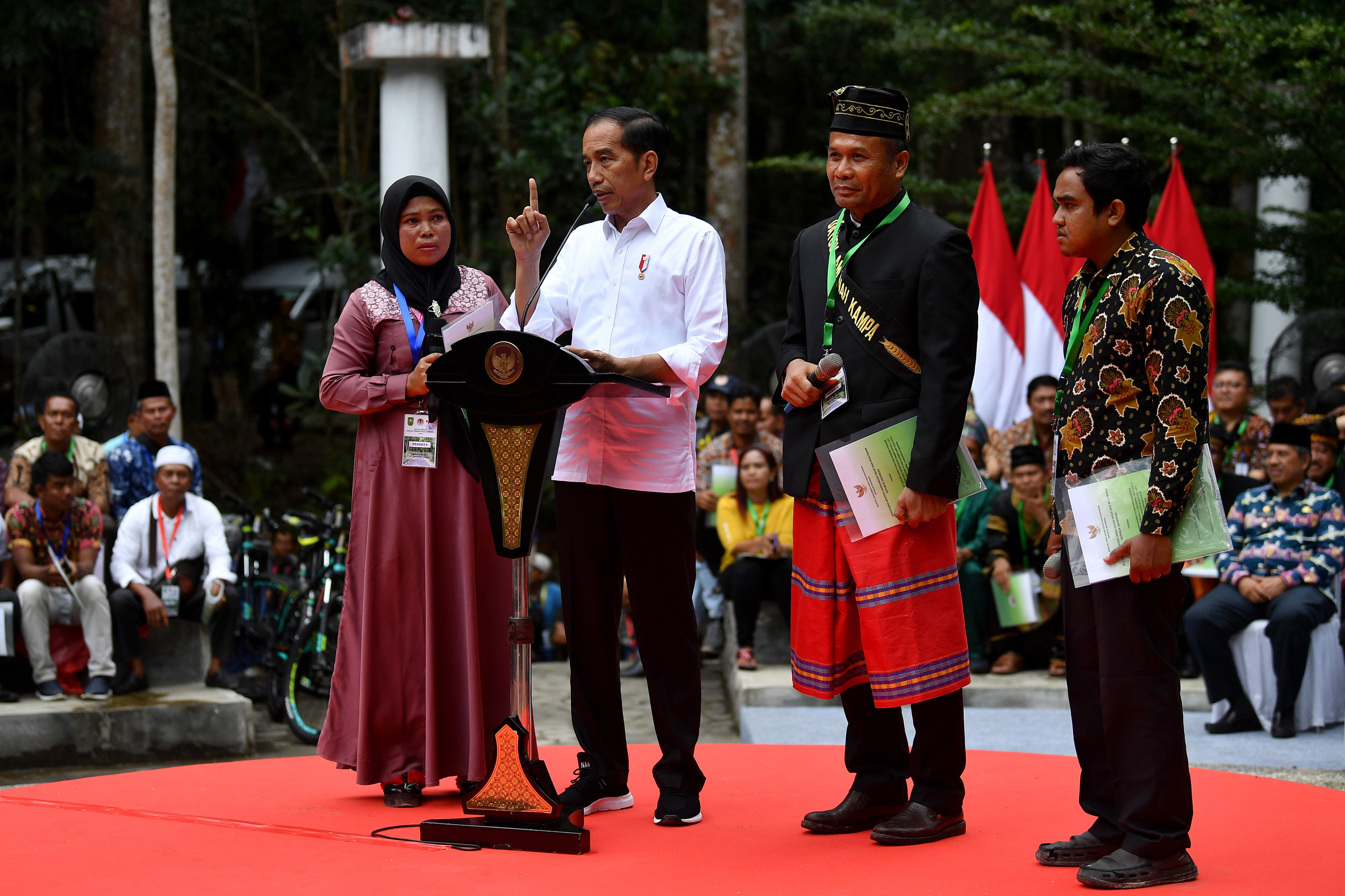 Presiden Joko Widodo (kedua kiri) berdialog dengan penerima Surat Keputusan (SK) Perhutanan Sosial diÂ Taman Hutan Raya Sultan Syarif Hasyim