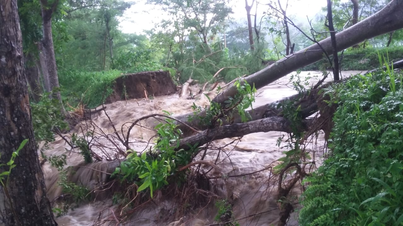Tanggul Sungai Gamping jebol diterjang banjir setelah di wilayah Kabupaten Klaten dan Gunungkidul diguyur hujan deras, Jumat (31/1) sore. 