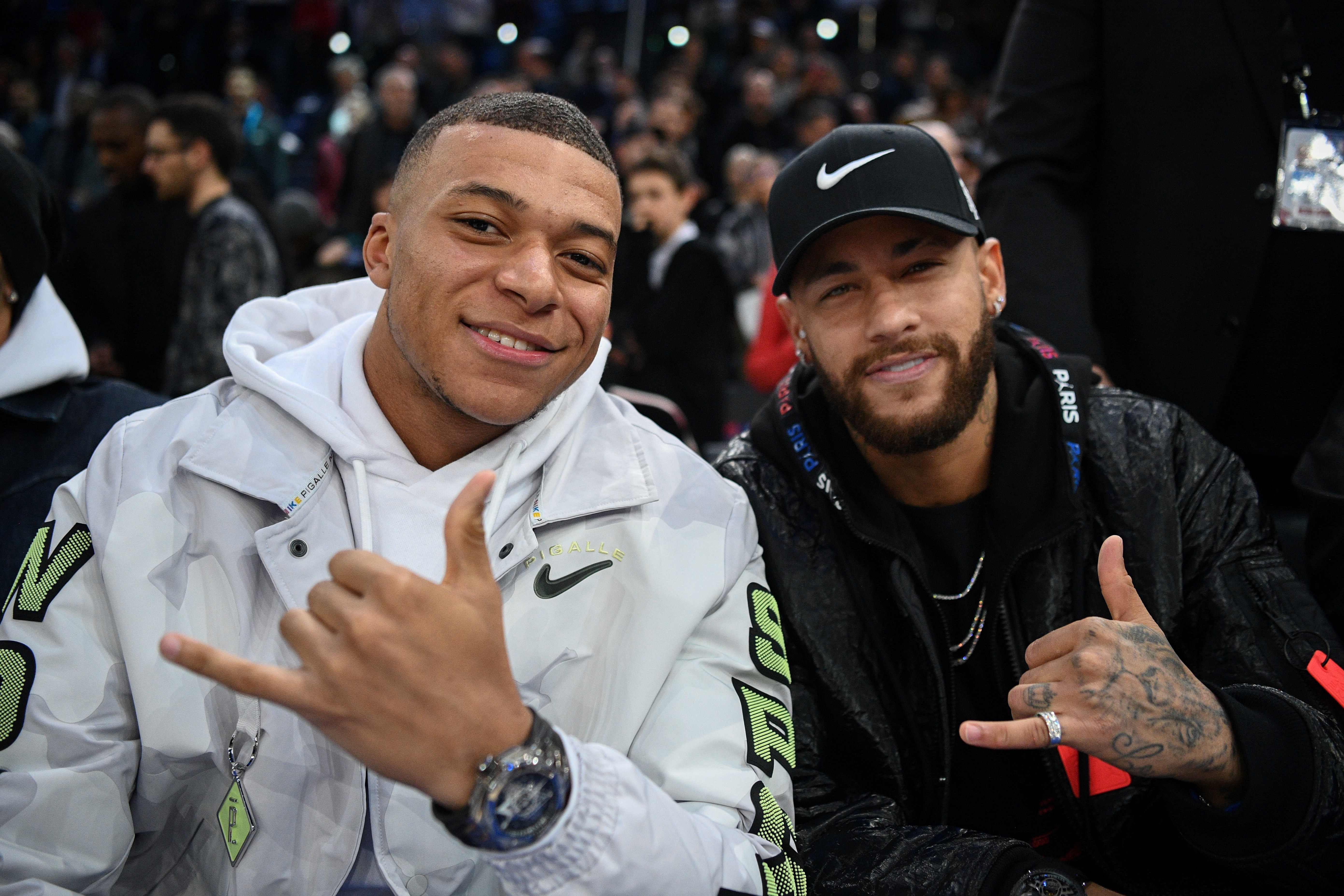 Kylian Mbappe (kiri) bersama Neymar