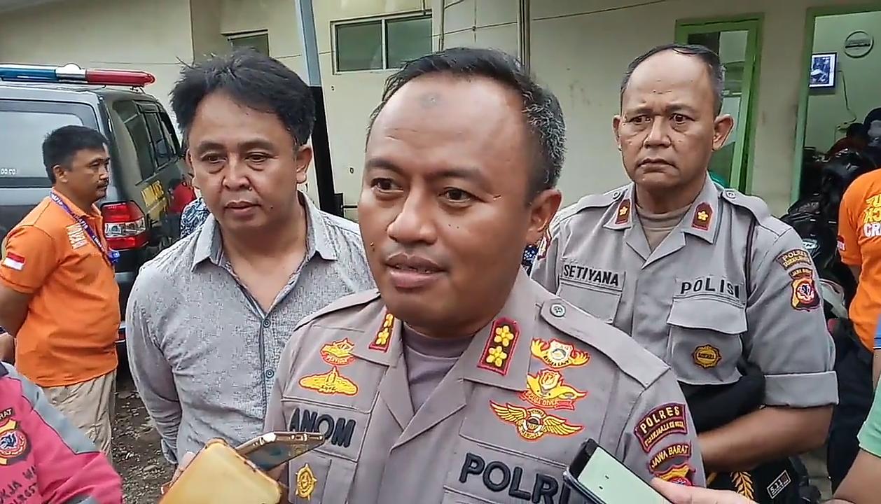 Kapolres Tasikmalaya Kota, AKBP Anom Karibianto (tengah)
