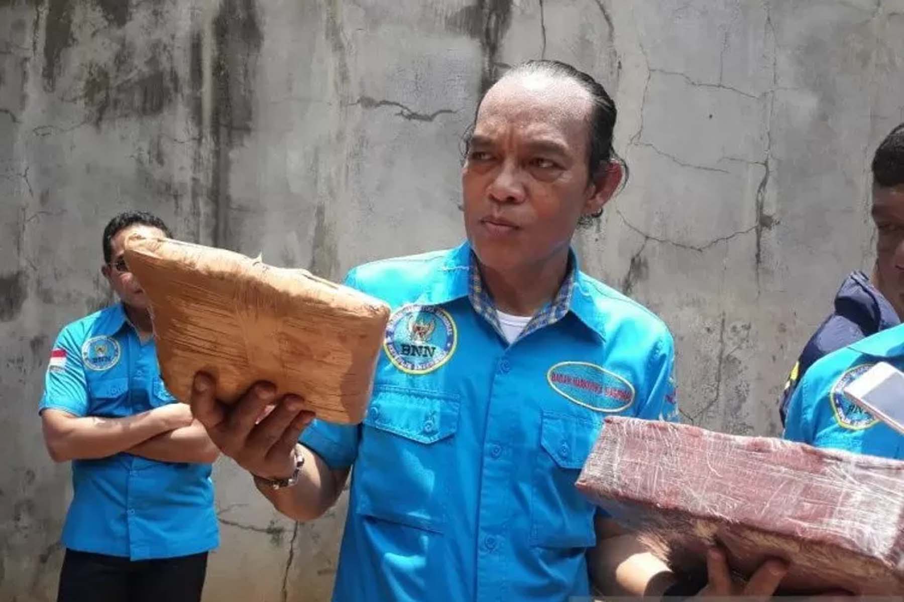 Deputi Bidang Pemberantasan BNN Irjen Arman Depari menunjukkan barang bukti ganja di area pool truk, Cipayung, Jakarta Timur, Selasa (18/2)