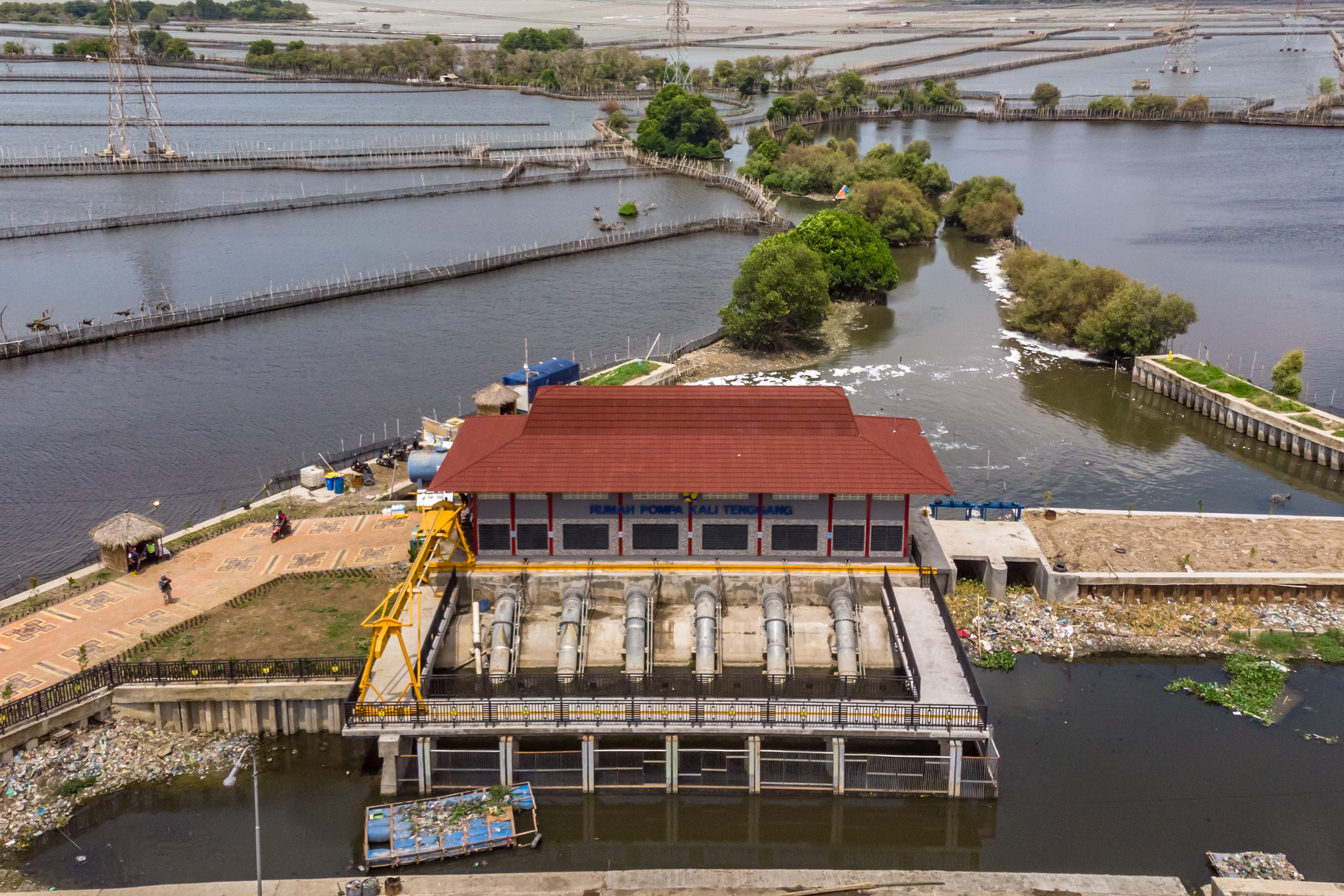 Foto udara Rumah Pompa Kali Tenggang yang telah beroperasi di Gayamsari, Semarang, Jawa Tengah.