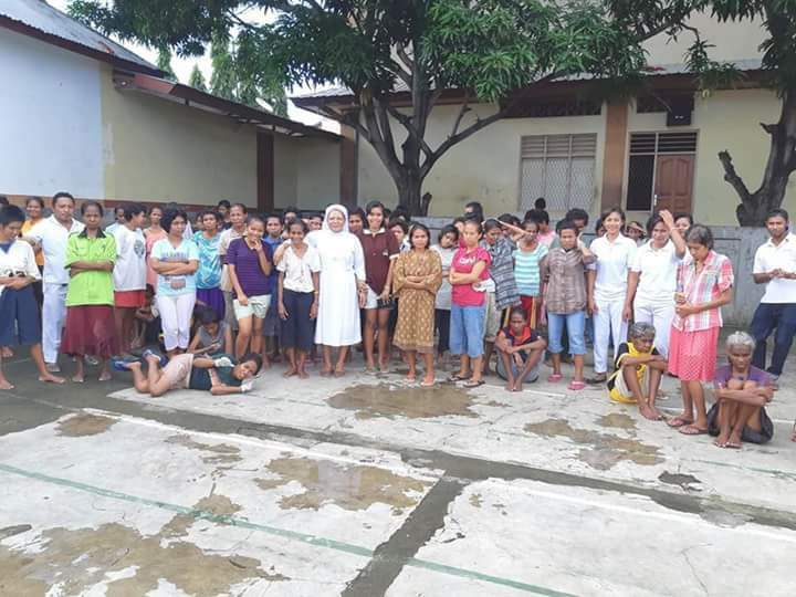  Sr. Lucia, CIJ. di tengah pasiennya