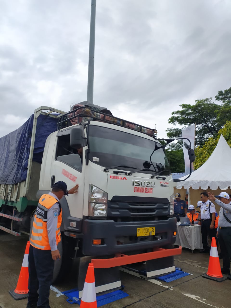 Petugas memeriksa kendaraan berlebihan muatan dan dimensi (ODOL) di di ruas Tol Kanci- Pejagan, Cirebon, Jawa Barat, Senin (24/2) .