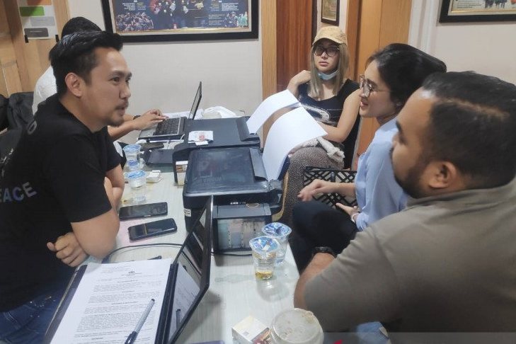 Dokumentasi pemeriksaan Lucinta Luna di Polres Metro Jakarta Barat. 