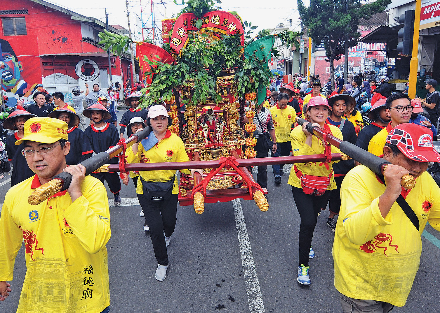 KIRAB PERAYAAN CAP GO MEH: Sejumlah warga Tionghoa memikul patung dewa saat mengikuti Kirab Budaya Ruwat Bumi dan Tolak Bala di Salatiga, 