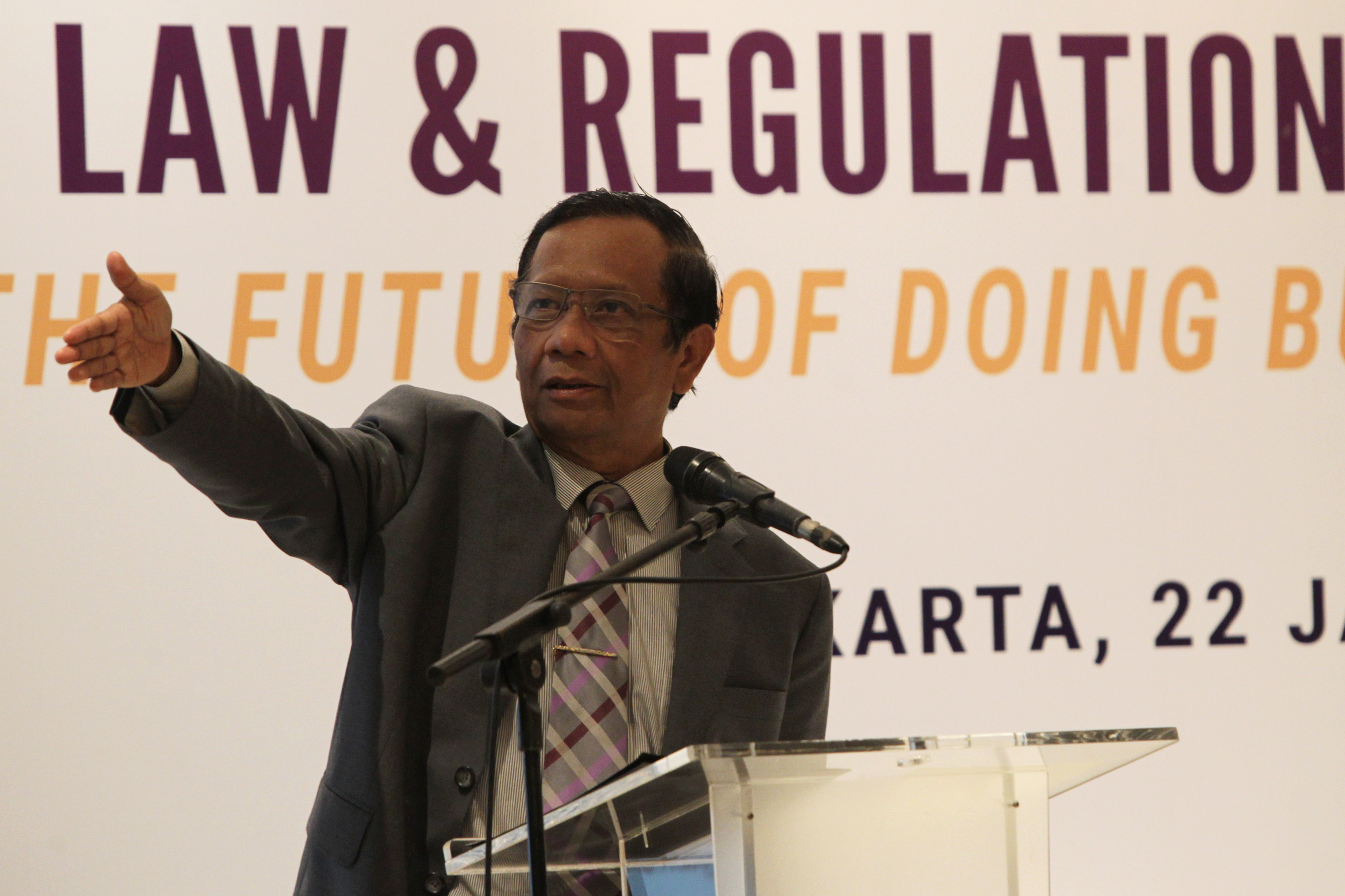  Menteri Koordinator Bidang Politik, Hukum, dan Keamanan, Mahfud MD, menyampaikan pidato dalam sebuah diskusi di Jakarta. 