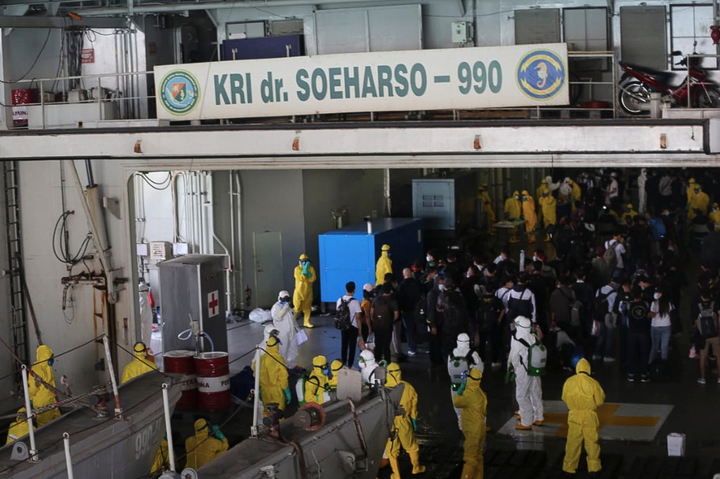 WNI awak kapal World Dream menaiki geladak KRI dr Soeharso yang difasilitasi TNI AL di Selat Durian Kepulauan Riau, Rabu (26/2/2020). 