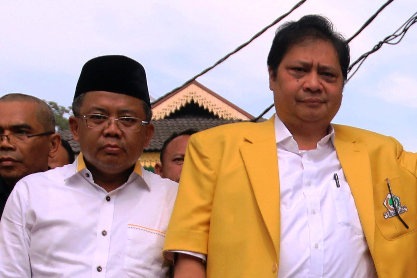 Presiden Partai Keadilan Sejahtera (PKS) Sohibul Iman (kiri) bersama Ketum Umum Partai Golkar Airlangga Hartarto