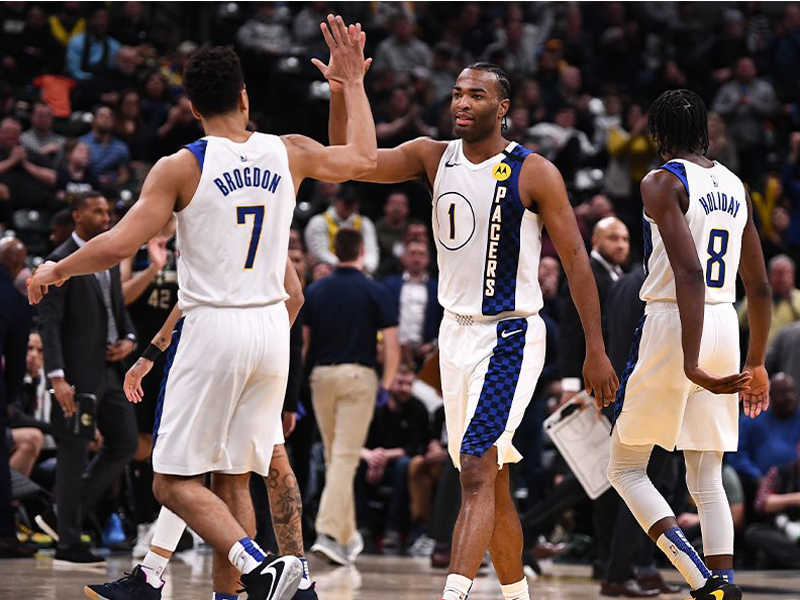 TJ Warren (kanan) melakukan high five dengan Malcolm Brogdon.
