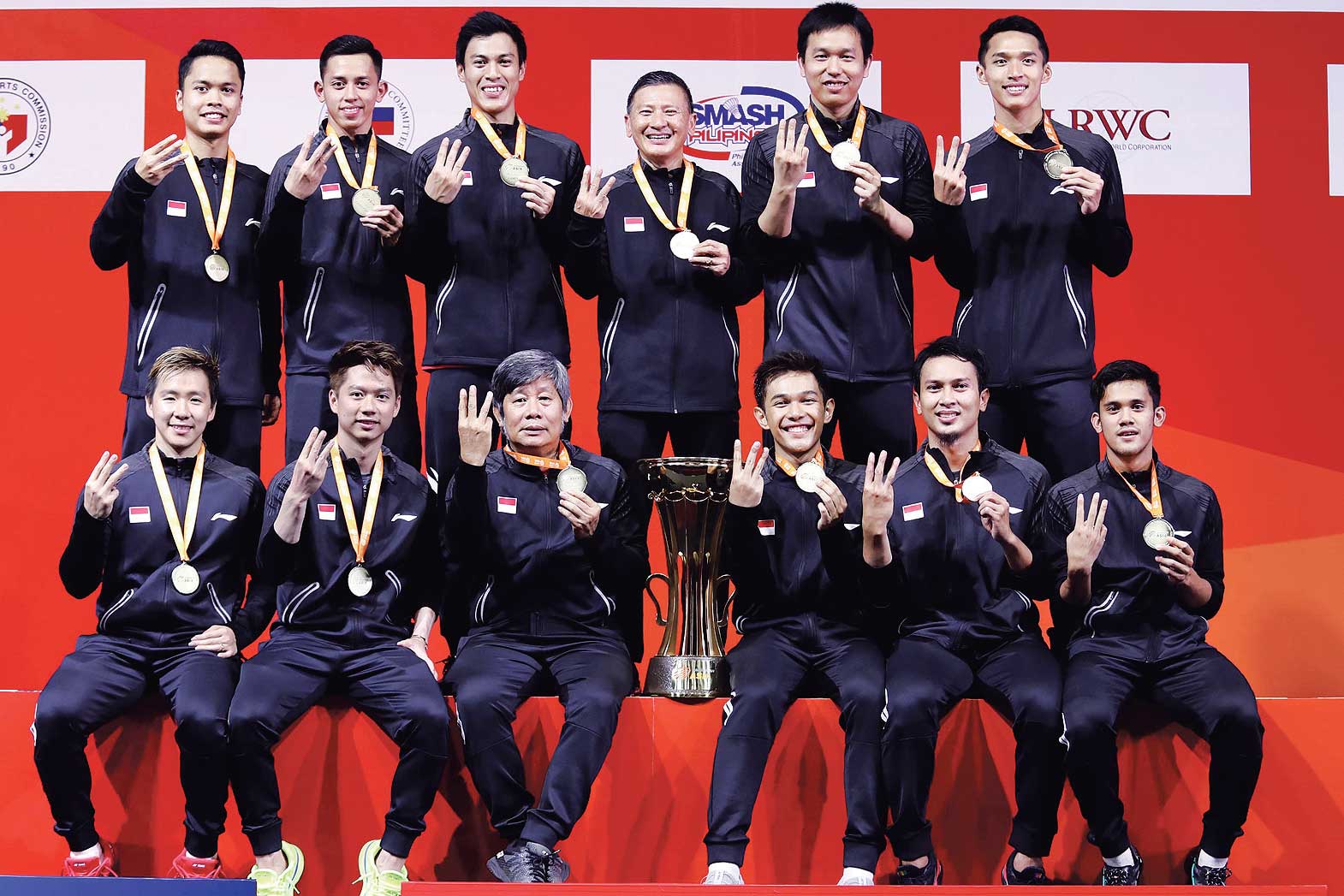 Pemain dan pelatih tim putra Indonesia berpose seusai menerima trofi dan medali Badminton Asia Team Championships (BATC) 2020 di Rizal Memor