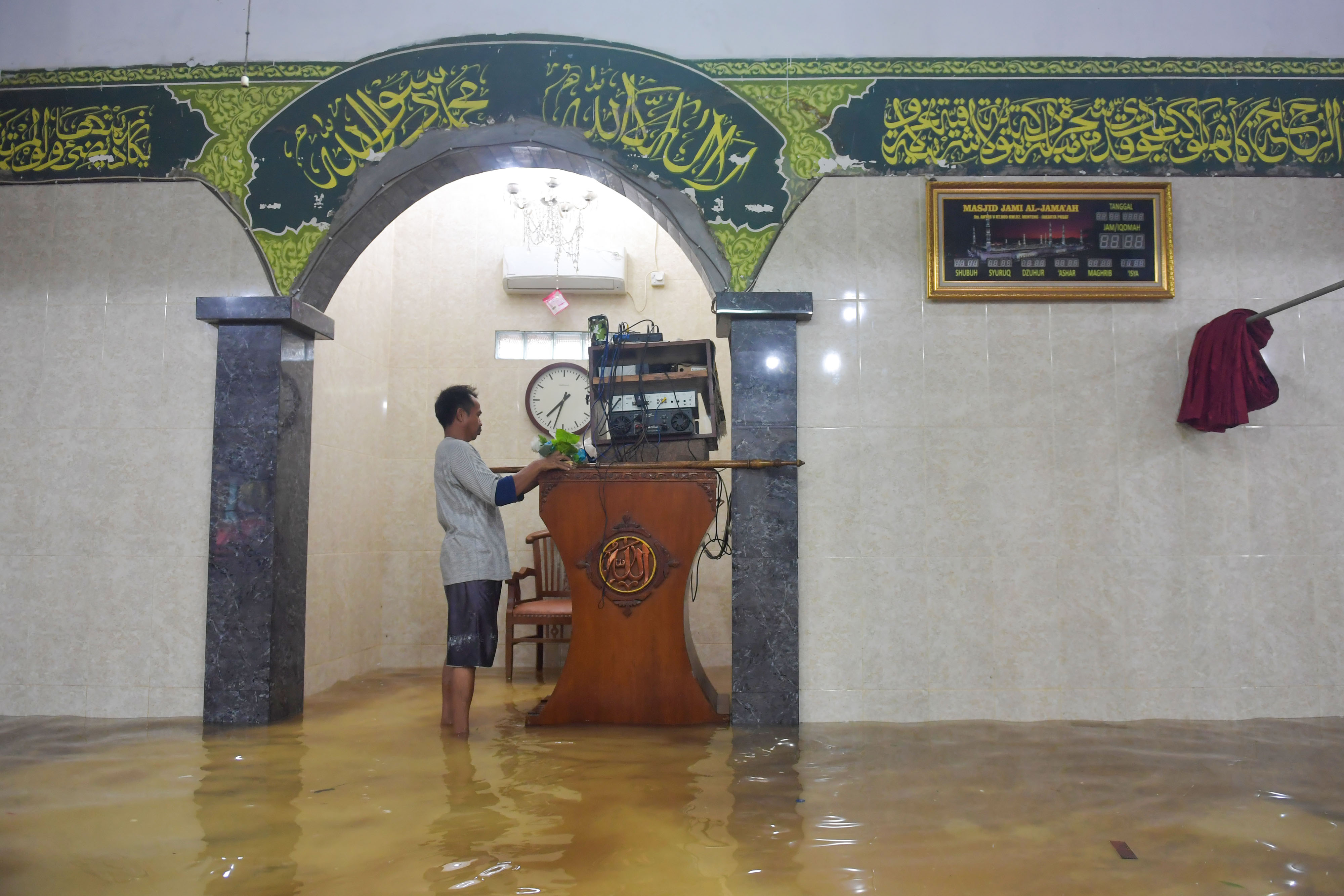 Masjid Jami' Al-Jamaah di Jalan Anyer, Menteng, Jakarta, terendam banjir, pada Minggu (23/2/2020).