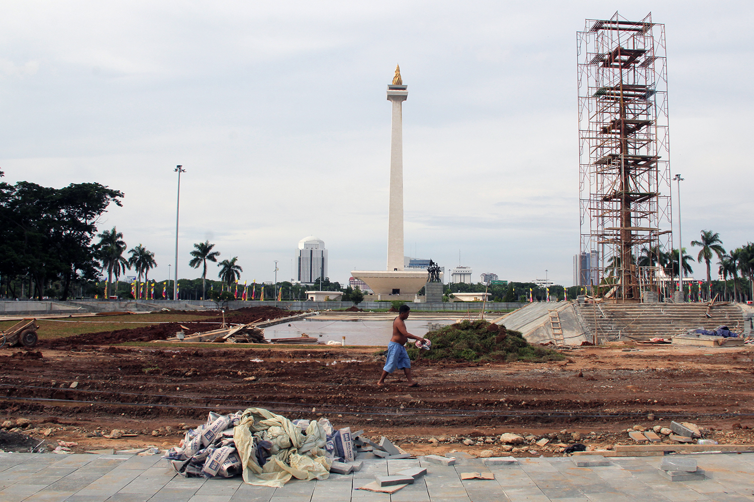 Suasana proyek Revitalisasi Monas setelah dihentikan sementara