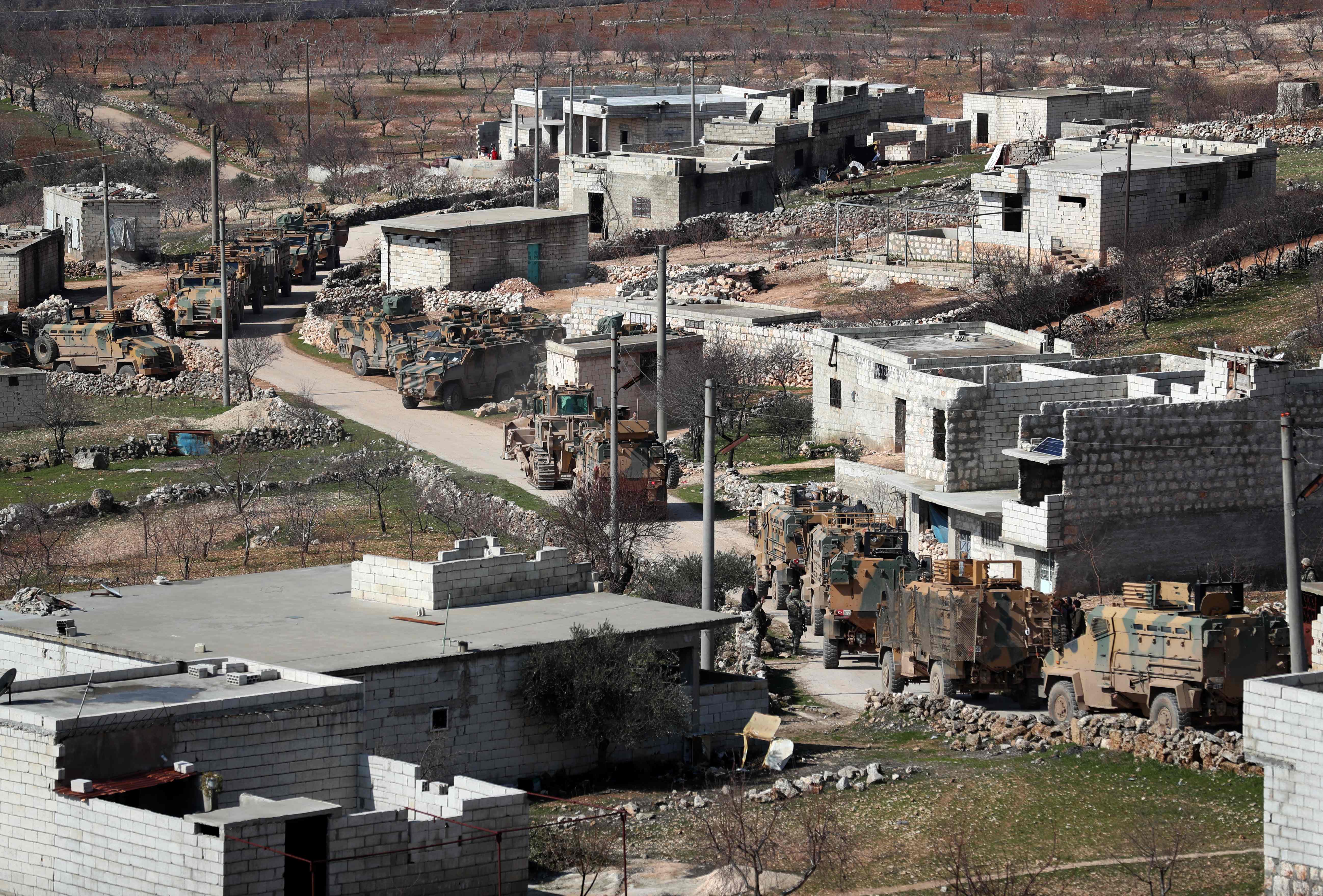 Kendaraan militer Turki terlihat di Desa Matarim yang berada di jalur yang menghubungkan Aleppo dan Latakia