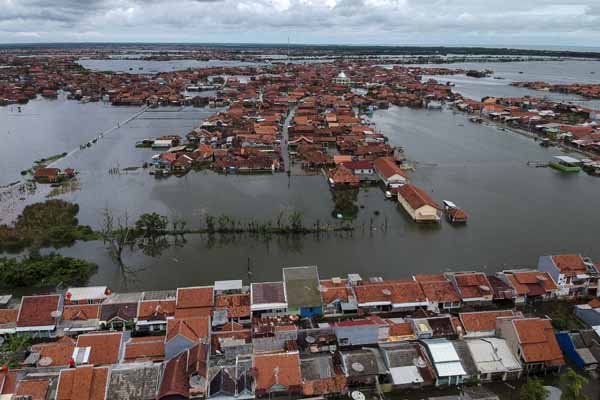 Foto udara kondisi permukiman warga yang tergenang banjir di Pekalongan, Jawa Tengah, Selasa (25/2)