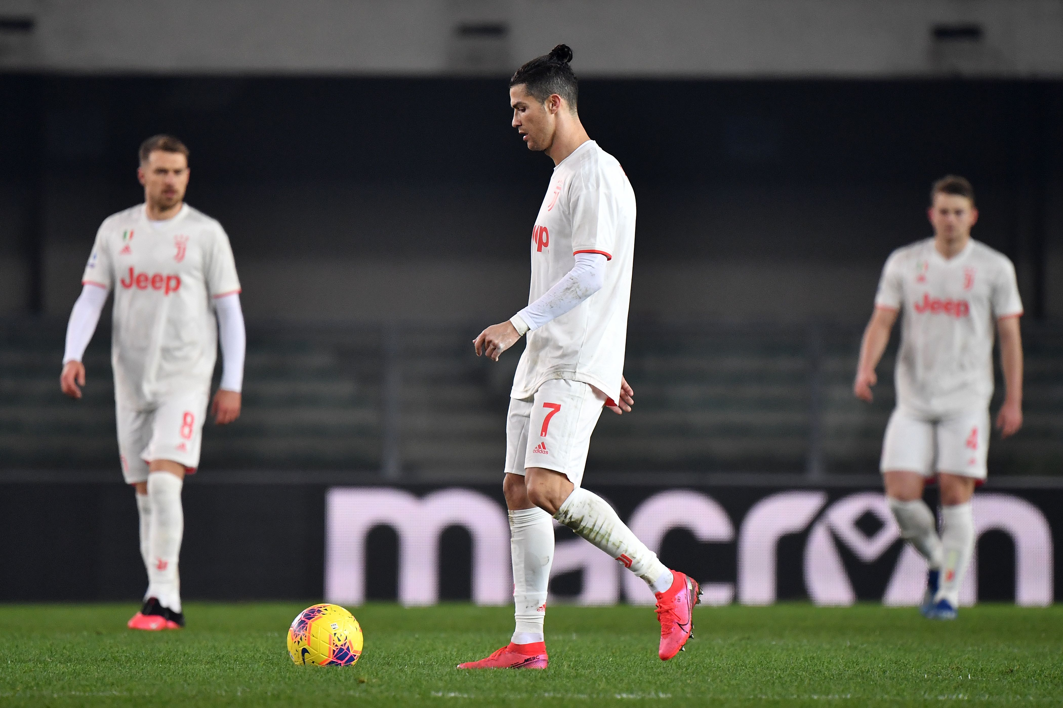 Pemain Juventus Cristiano Ronaldo berjalan menunduk pada pertandingan sepak bola Serie A Italia Hellas Verona vs Juventus (8 Februari 2020).