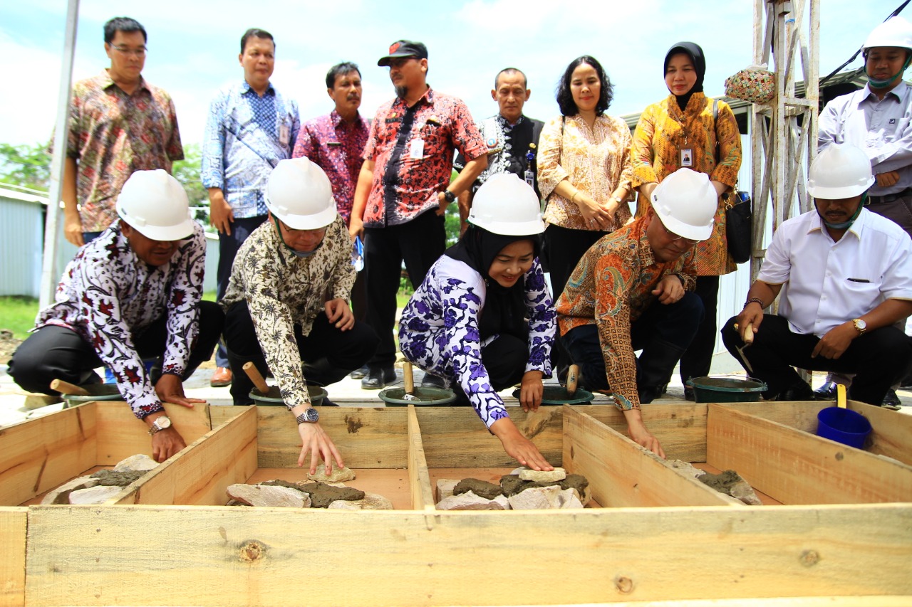 Peletakan batu pertama pembangunan pabrik sepatu oleh Bupati Brebes Idza Priyanti di Desa Jagapura Kecamatan Kersana, Kamis (6/2/2020).