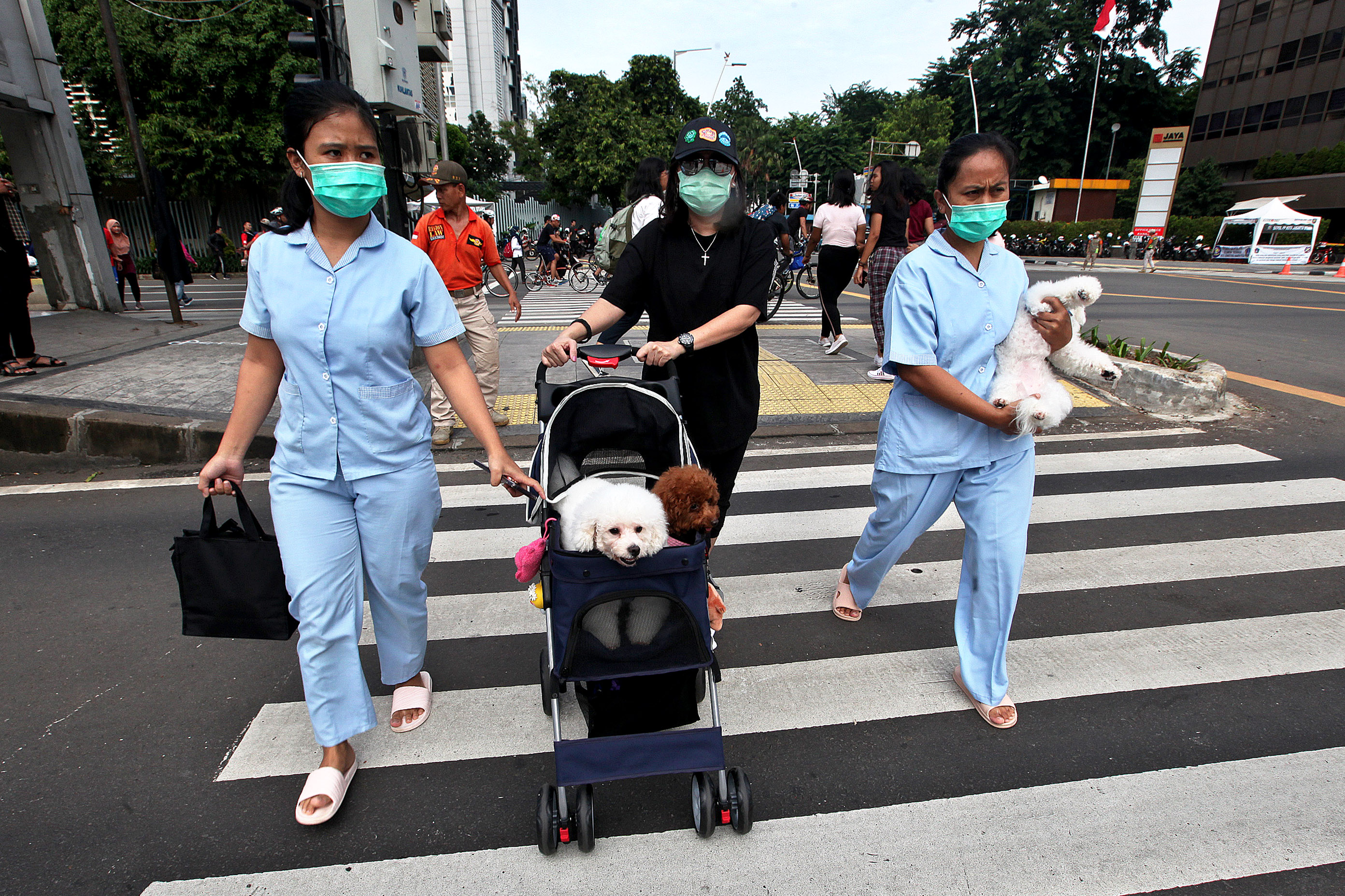 Warga Jakarta menggunakan masker mencegah penyebaran virus korona COVID-19