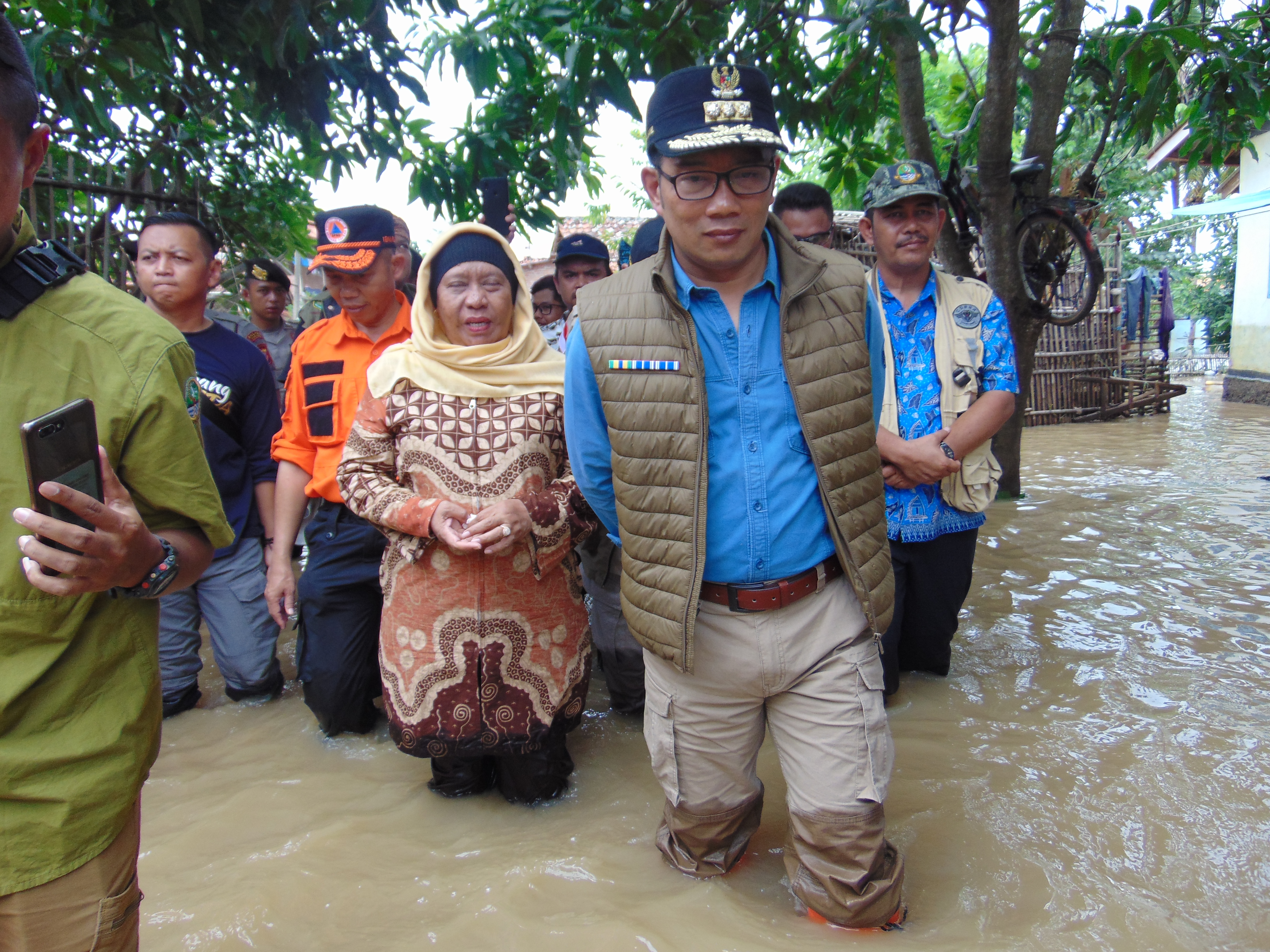Gubernur Jawa Barat Ridwan Kami (kedua dari kanan) meninjau lokasi banjir di Kampung Kedung Gede, Desa Mulyasari, Kecamatan Pamanukan.