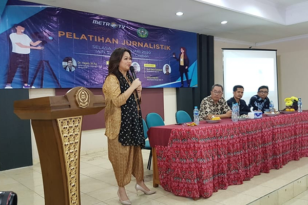 Wartawan senior Metro TV, Andi Setia Gunawan serta PR & Publicity Manager Metro TV, Widya Saputra, memberikan materi dalam pelatihan jurnali