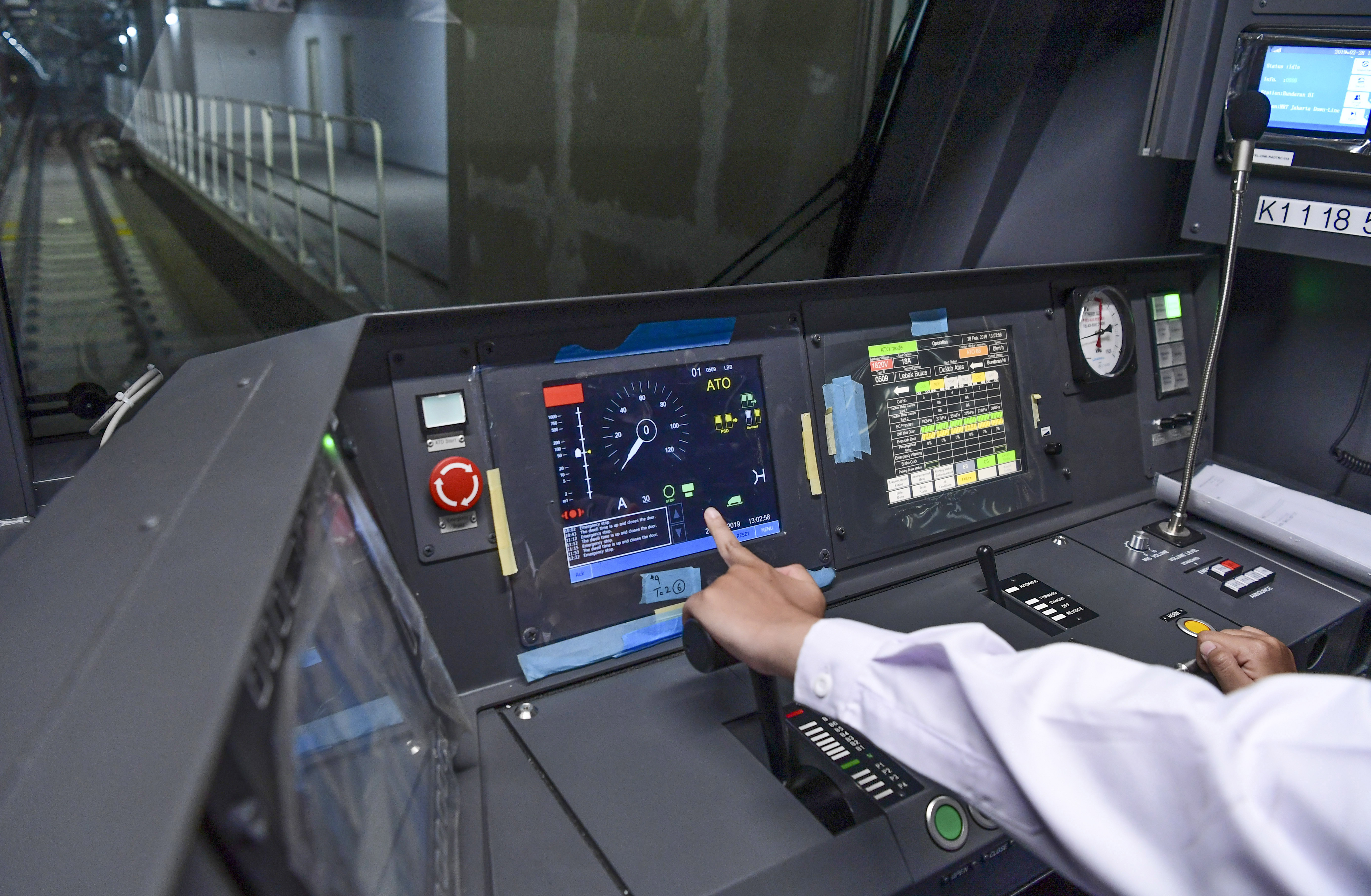 Suasana di dalam kokpit MRT Jakarta saat melintas di lintasan bawah tanah