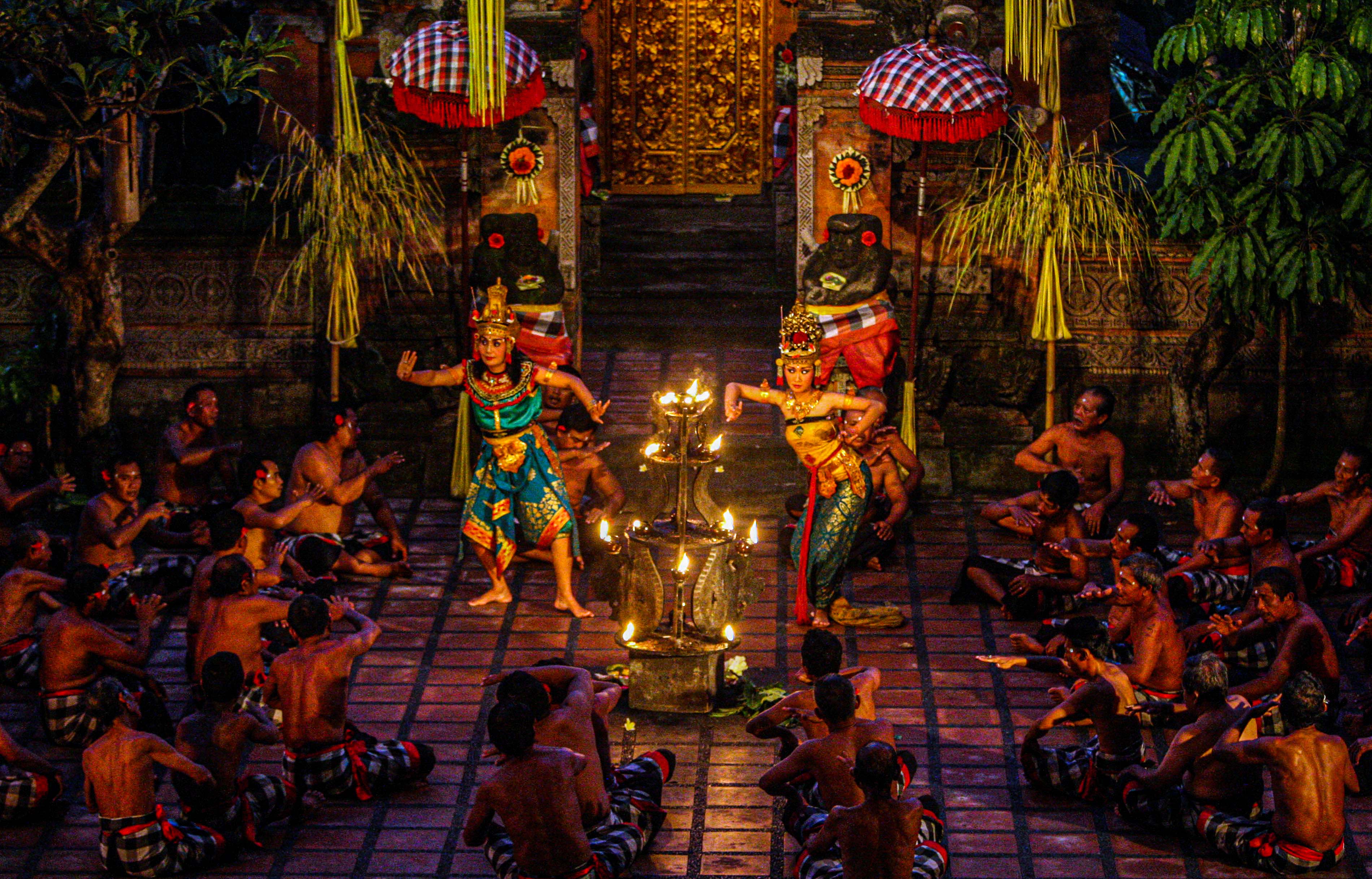 Pertunjukan tari Kecak dan Sanghyang yang dimainkan oleh Sahadewa di Gianyar, Bali.