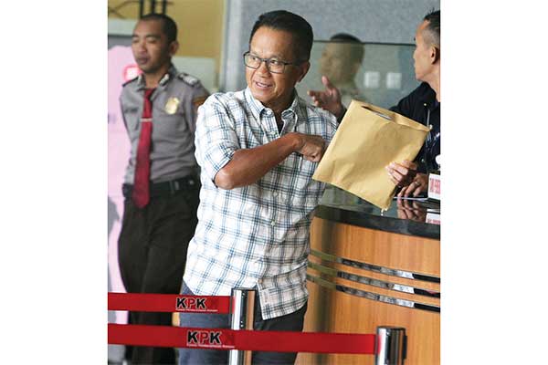 Dirut PT Mabua Harley Davidson, Djonnie Rahmat, berjalan keluar seusai diperiksa sebagai saksi di Gedung KPK Merah Putih, Jakarta. kemarin