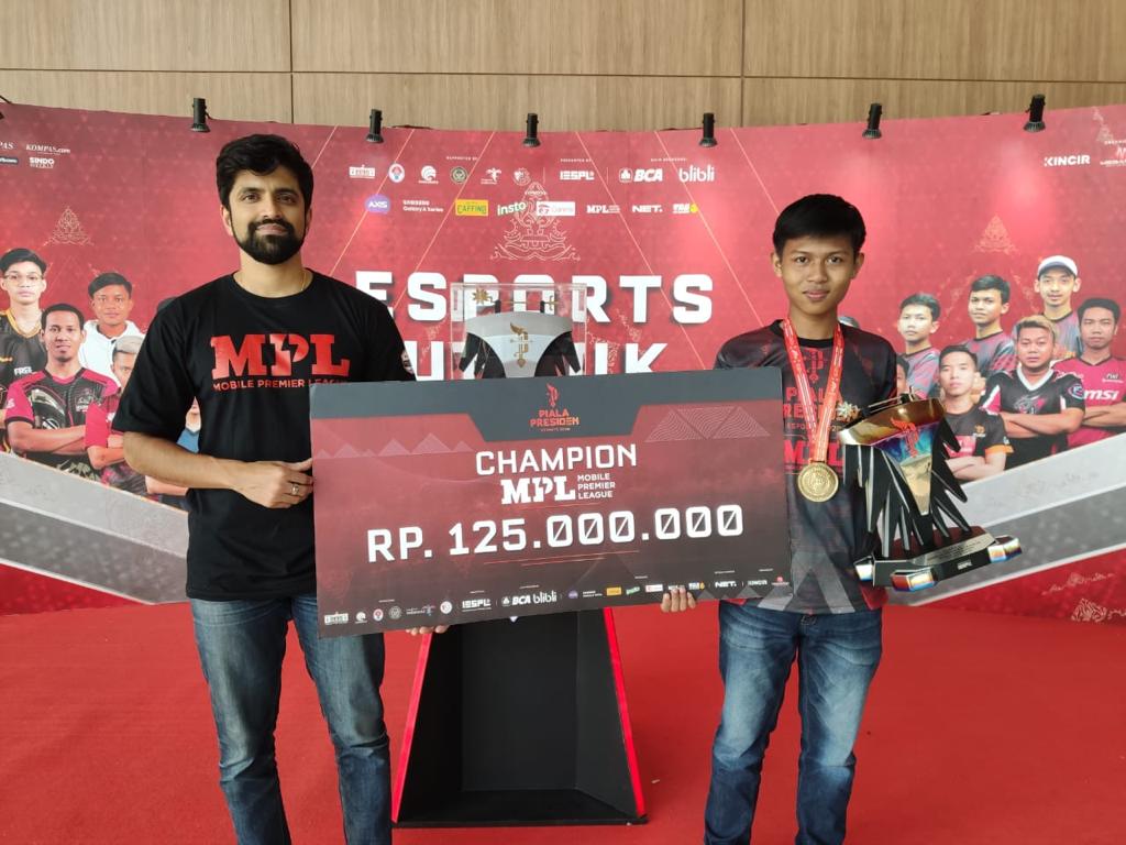 Aby Ramadhan (kanan) asal Rawamangun, Jakarta Timur berhasil menjadi juara pertama Turnamen MPL di Piala Presiden Esports 2020.