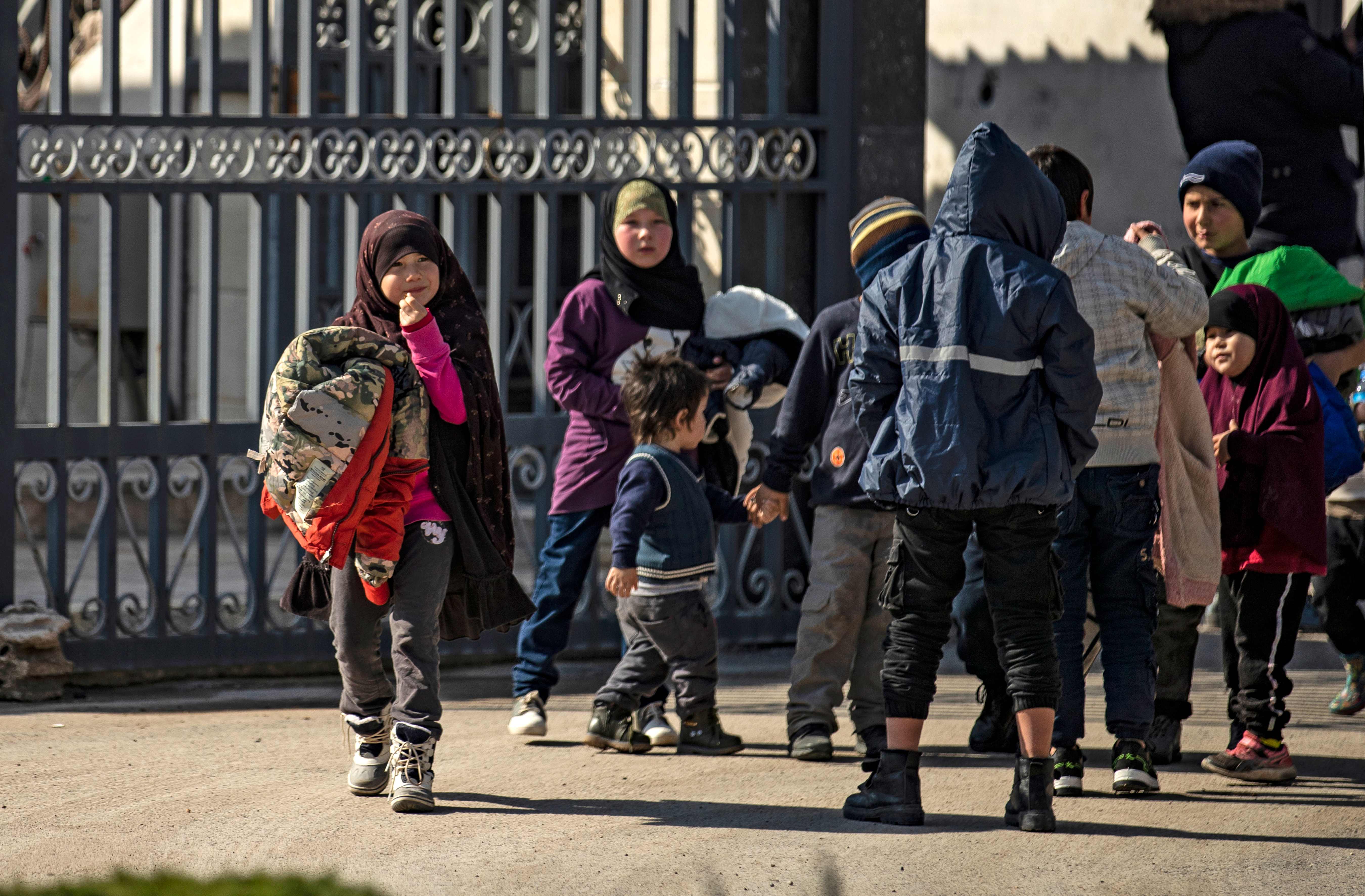 Anak-anak yatim pejuang IS tiba di Kota Qamishli, Suriah.