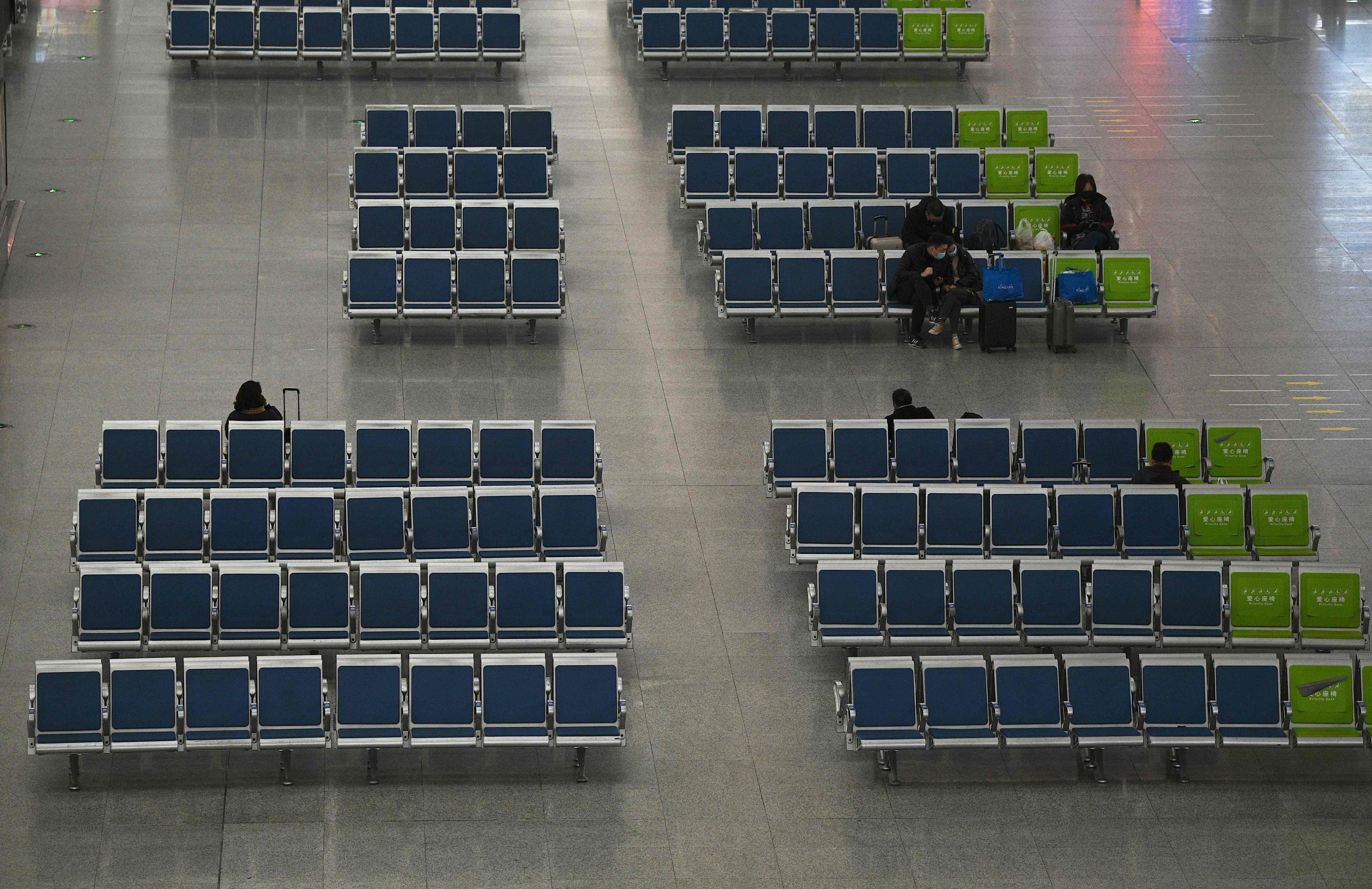Stasiun bus Hongqioa di Shanghai, Tiongkok yang biasanya penuh terlihat sepi seiring wabah virus korona melanda Tiongkok.