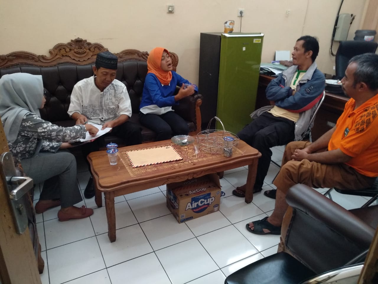 Rina Rismayanti berhijab oranye saat bertemu keluarganya di Kantor Dinas Sosial Kota Tasikmalaya, Jumat (7/2/2020).