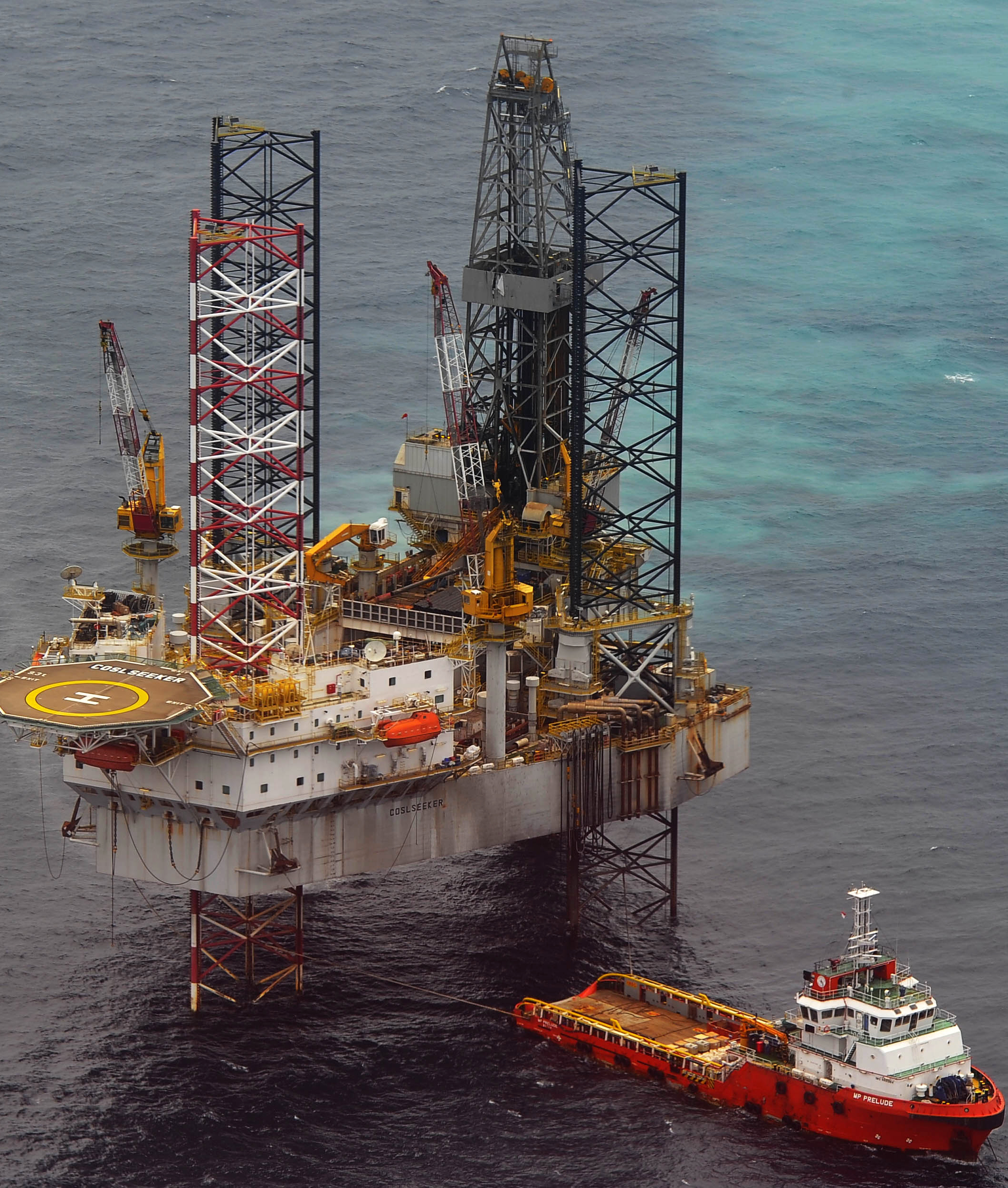  Aktivitas pengeboran minyak di Rig Cosel Seeker milik PT PHE di Kawasan Lepas Pantai Barat Madura, Jawa Timur, Kamis (25/7). 