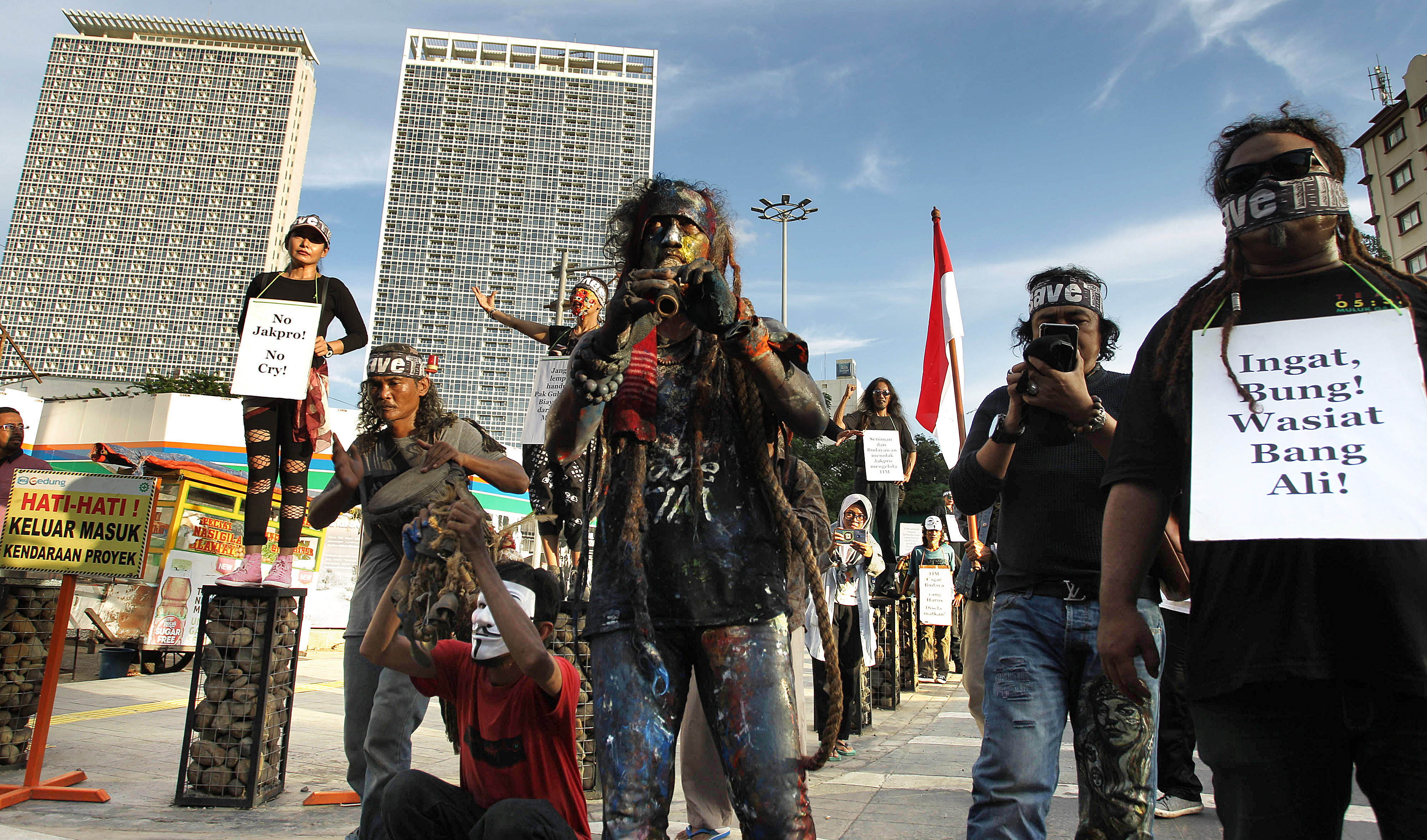 Massa yang tergabung dalam Forum Seniman Peduli TIM melakukan aksi berdiam diri di atas tiang depan Taman Ismail Marzuki (TIM), Jakarta.