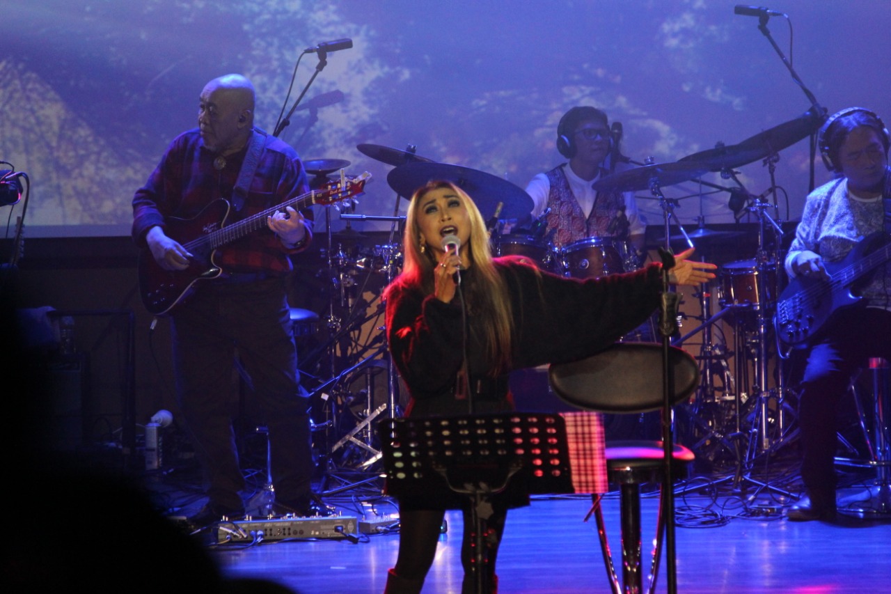 Konser Musical Journey Krakatau yang digelar Sabtu (8/2) di kawasan Bintaro, Tangerang Selatan, sarat disisipi pesan cinta lingkungan.